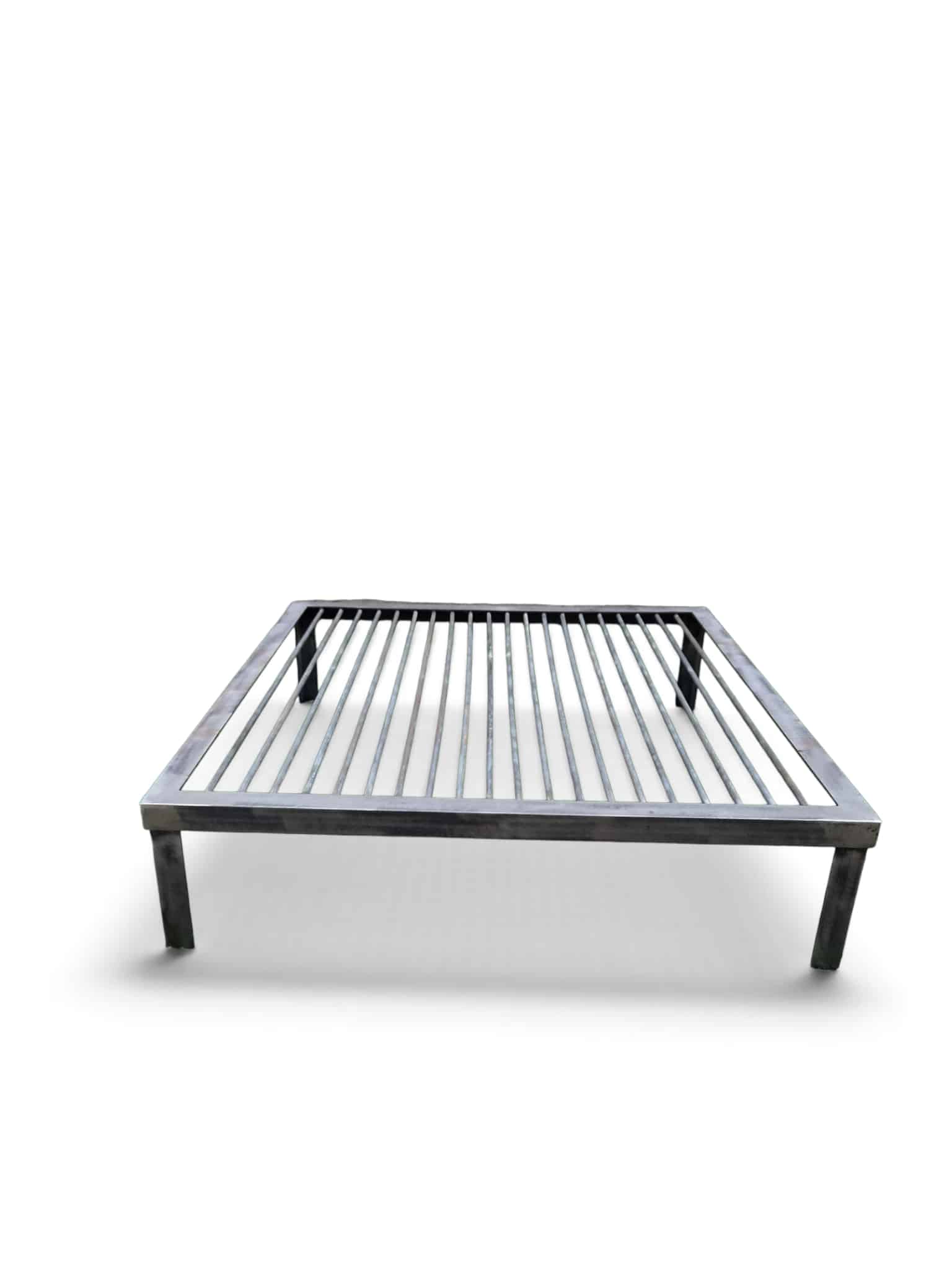Parrilla de hierro elevada, ideal para asados al aire libre. Sus barras de metal permiten una cocción uniforme sobre brasas o fuego directo en reuniones y parrilladas.
