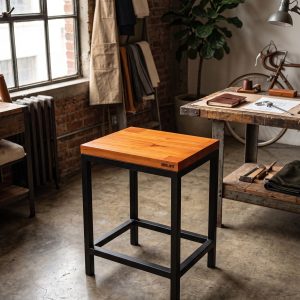 Banqueta Industrial Reforzada de Hierro y Madera (ambientada IA)