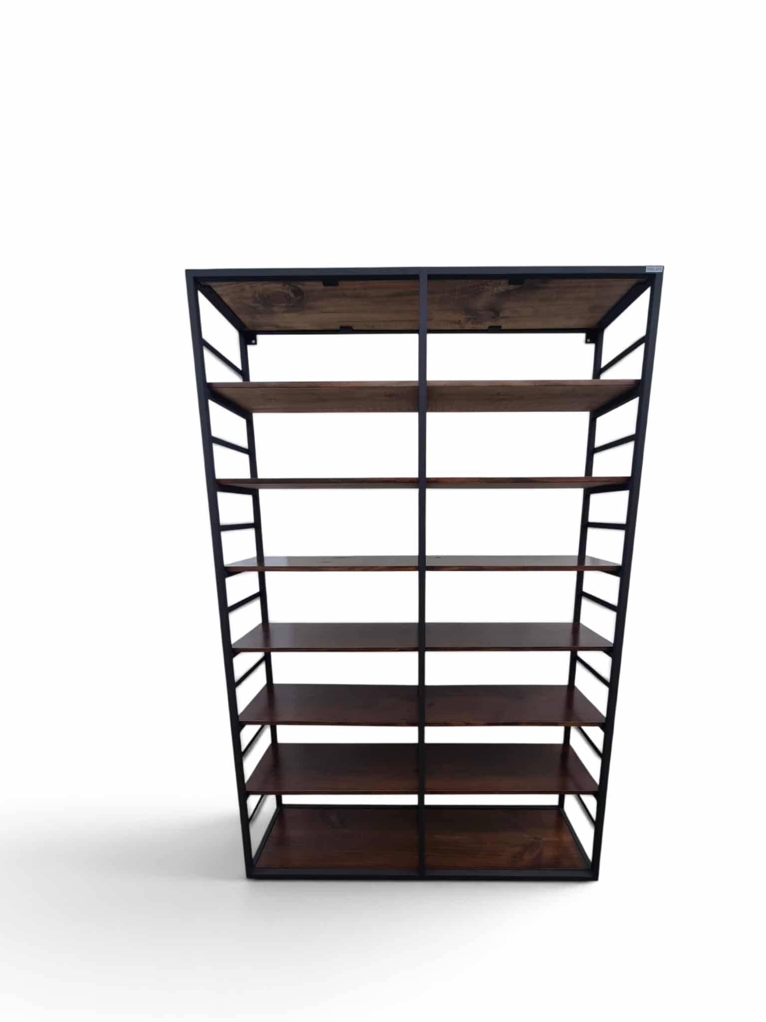 Estantería moderna de metal y madera con varios niveles, ideal para organizar libros en una biblioteca. Diseño contemporáneo que optimiza el espacio y proporciona almacenamiento elegante.