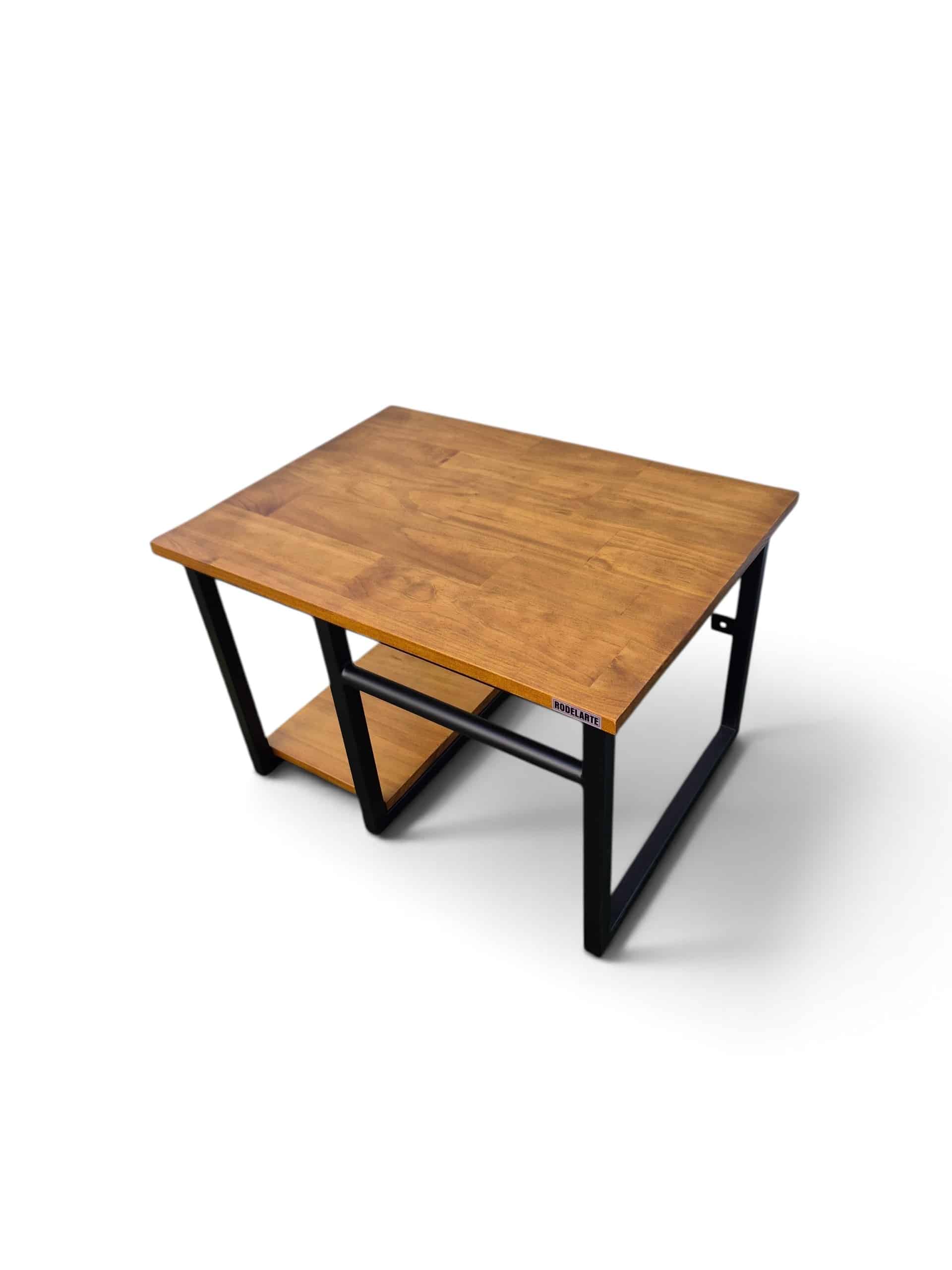 Mesada de baño con estante de madera y estructura metálica negra, ideal para organizar artículos de higiene personal y maximizar el espacio en el baño.