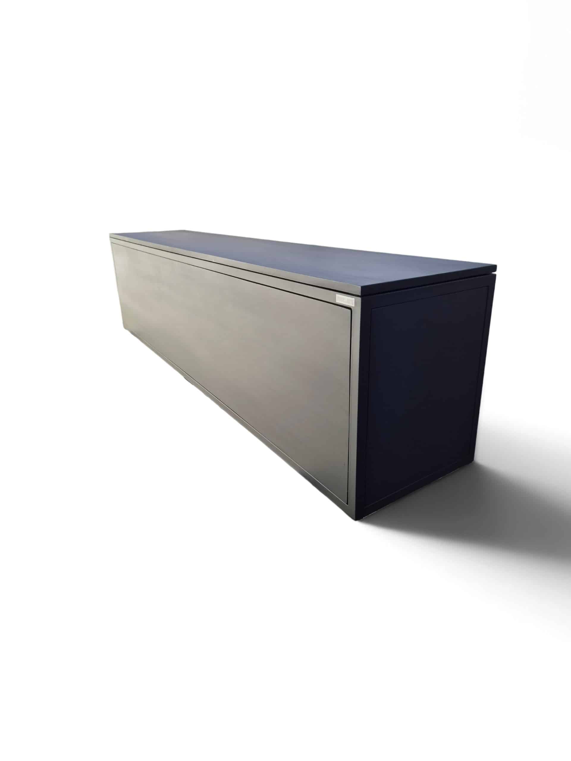 Baúl organizador de 180 cm en negro satinado con tapa asistida, ideal para almacenamiento en alacena, aparador o recibidor. Mueble versátil y elegante para tu hogar