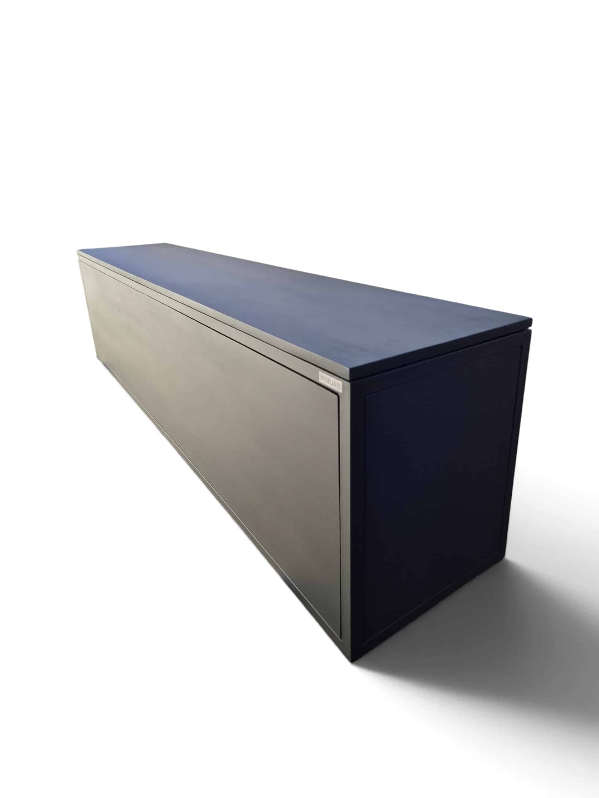 Baúl organizador de 180x50x40 cm en negro satinado, ideal para alacena o pie de cama, con tapa asistida; mezcla de funcionalidad y estilo moderno