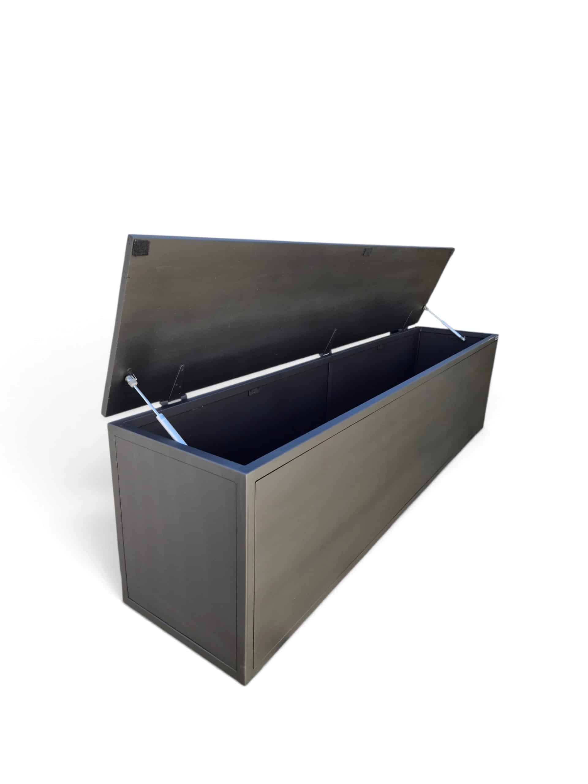 Baúl organizador de 180x50x40 cm en negro satinado, ideal para almacenar con tapa de apertura asistida. Perfecto para pie de cama o alacena