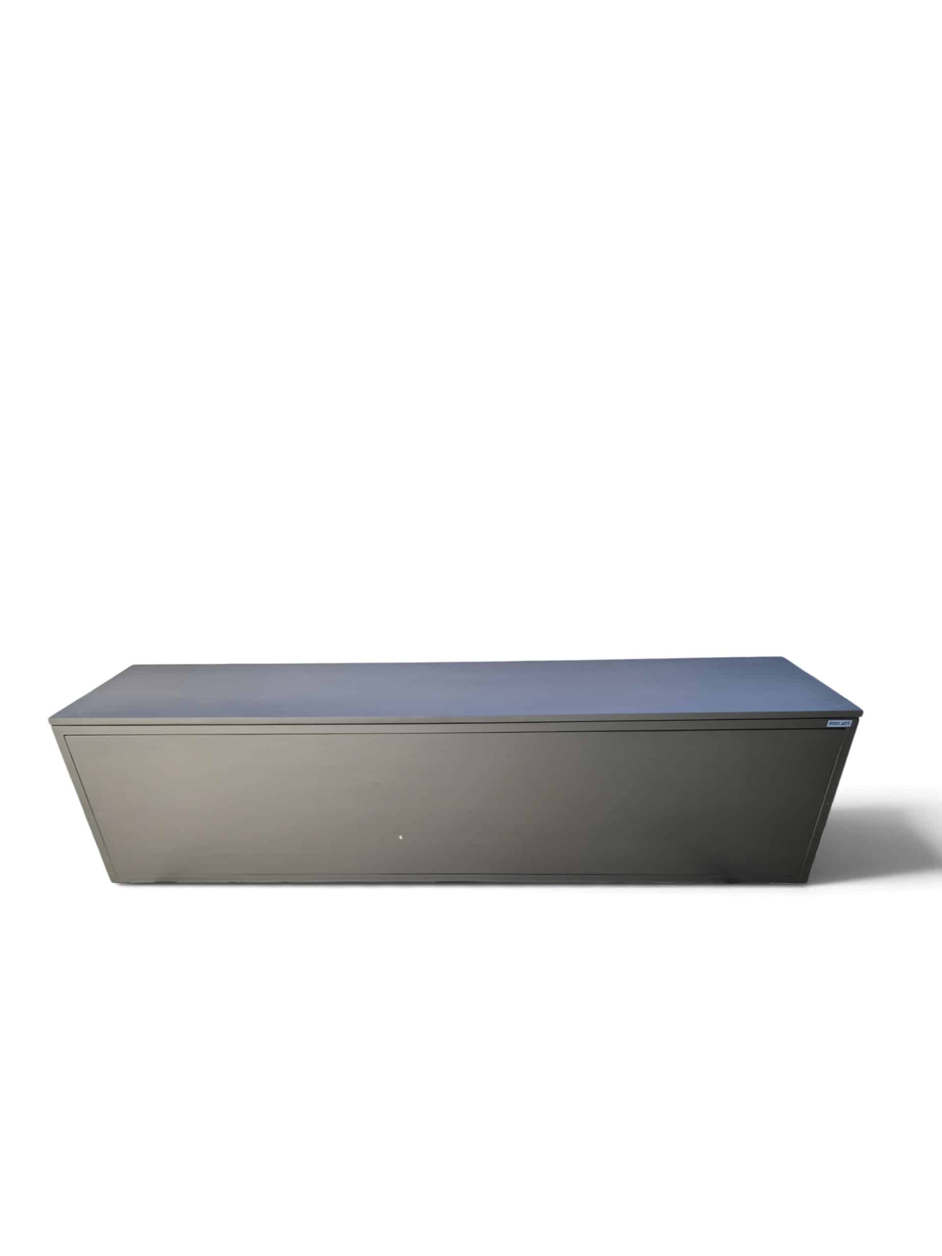 Baúl organizador de 180x50x40 cm en negro satinado con tapa asistida, ideal para almacenamiento variado. Perfecto para usar como alacena, aparador o en recibidores