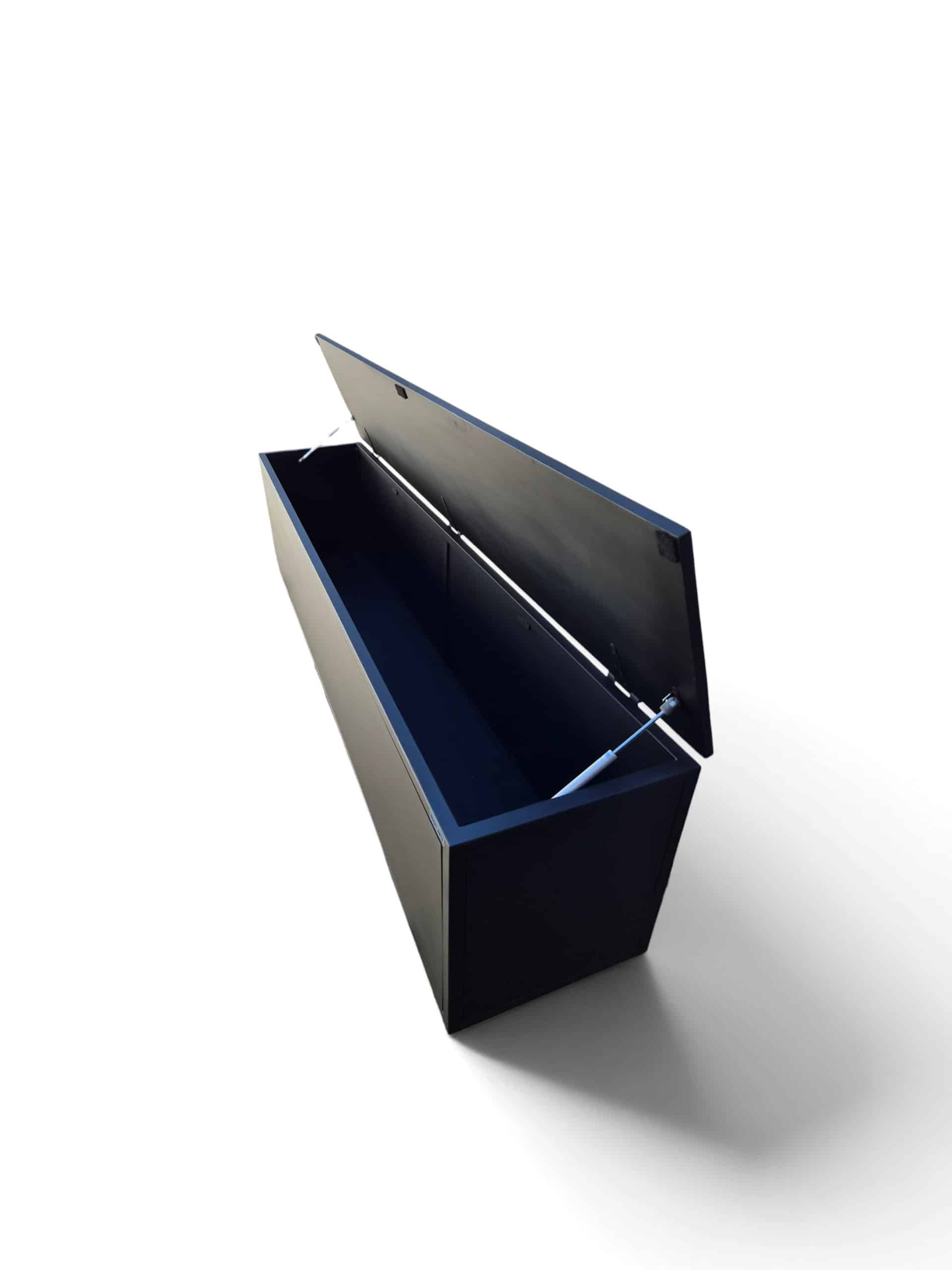 Baúl organizador de 180x50x40 cm en negro satinado con tapa asistida, ideal para almacenamiento en el pie de cama o entrada