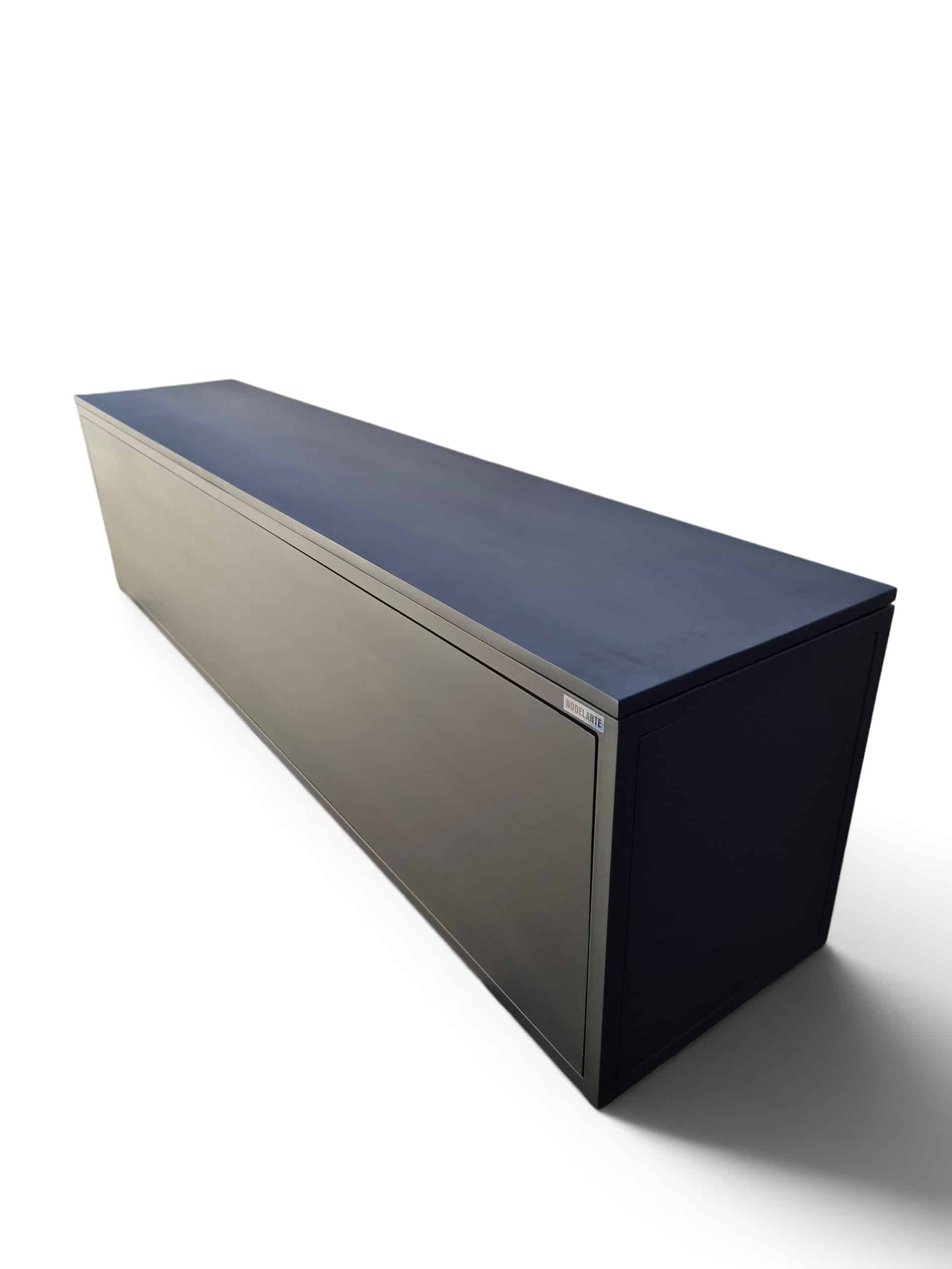 Baúl organizador de hierro y madera en negro satinado, con tapa asistida. Medidas 180x50x40 cm. Ideal para pie de cama o almacenamiento en recibidores