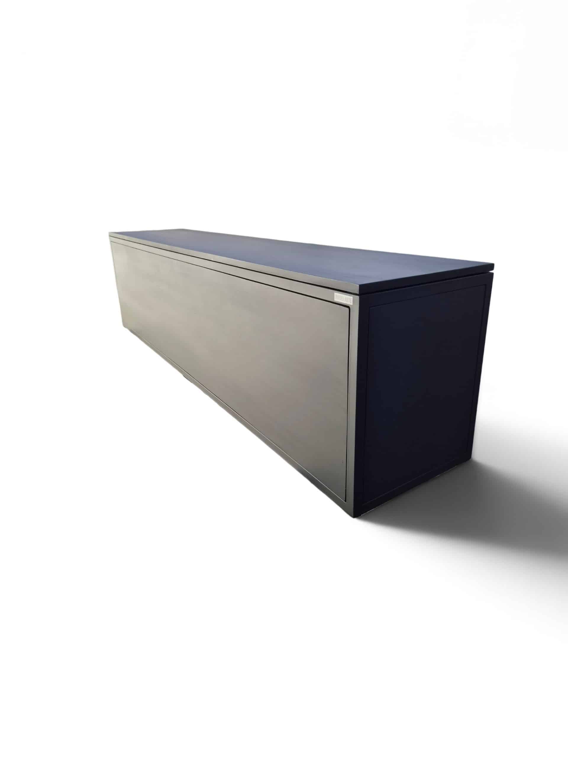 Baúl organizador de hierro y madera en negro satinado, 180x50x40 cm, con tapa de apertura asistida. Ideal para almacenamiento en dormitorios o salas