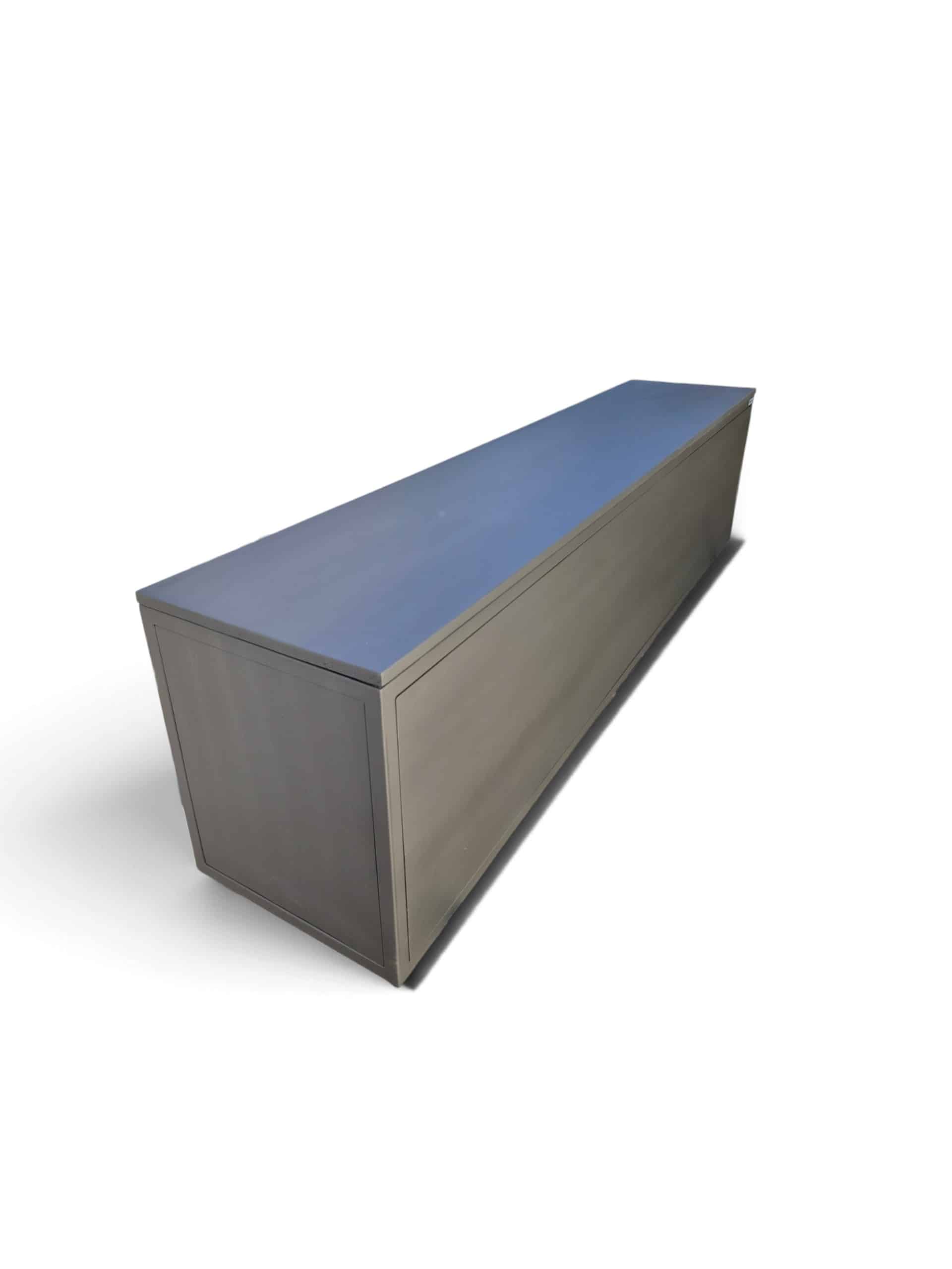 Baúl organizador de madera y hierro en negro satinado, 180x50x40 cm. Ideal para almacenamiento en el dormitorio o como aparador en la entrada. Diseño elegante y funcional