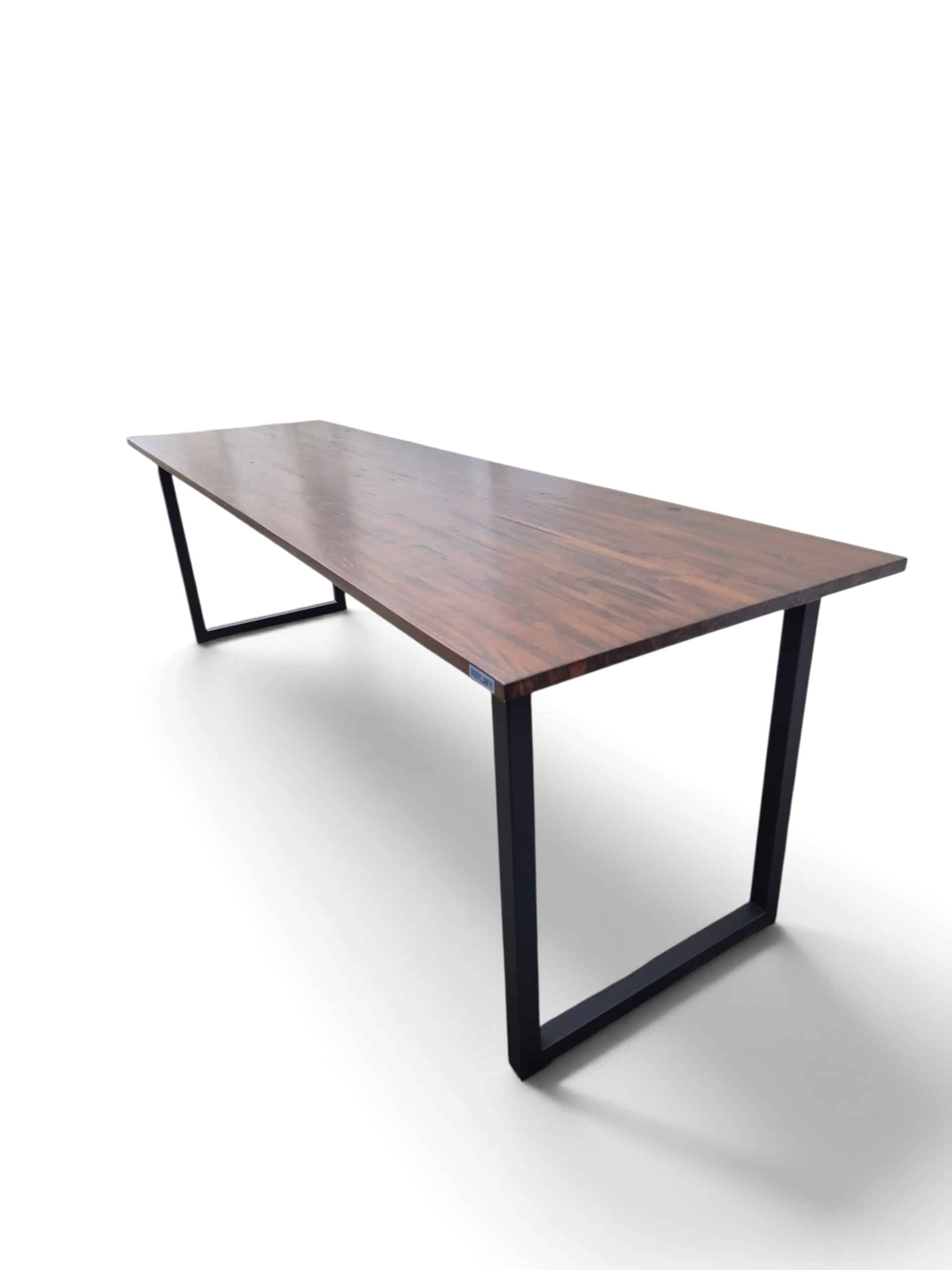 Mesa de trabajo para oficina de 240x75x70 cm, tapa de nogal y estructura negra satinada. Ideal para estaciones de trabajo dobles o reuniones, diseño moderno y funcional
