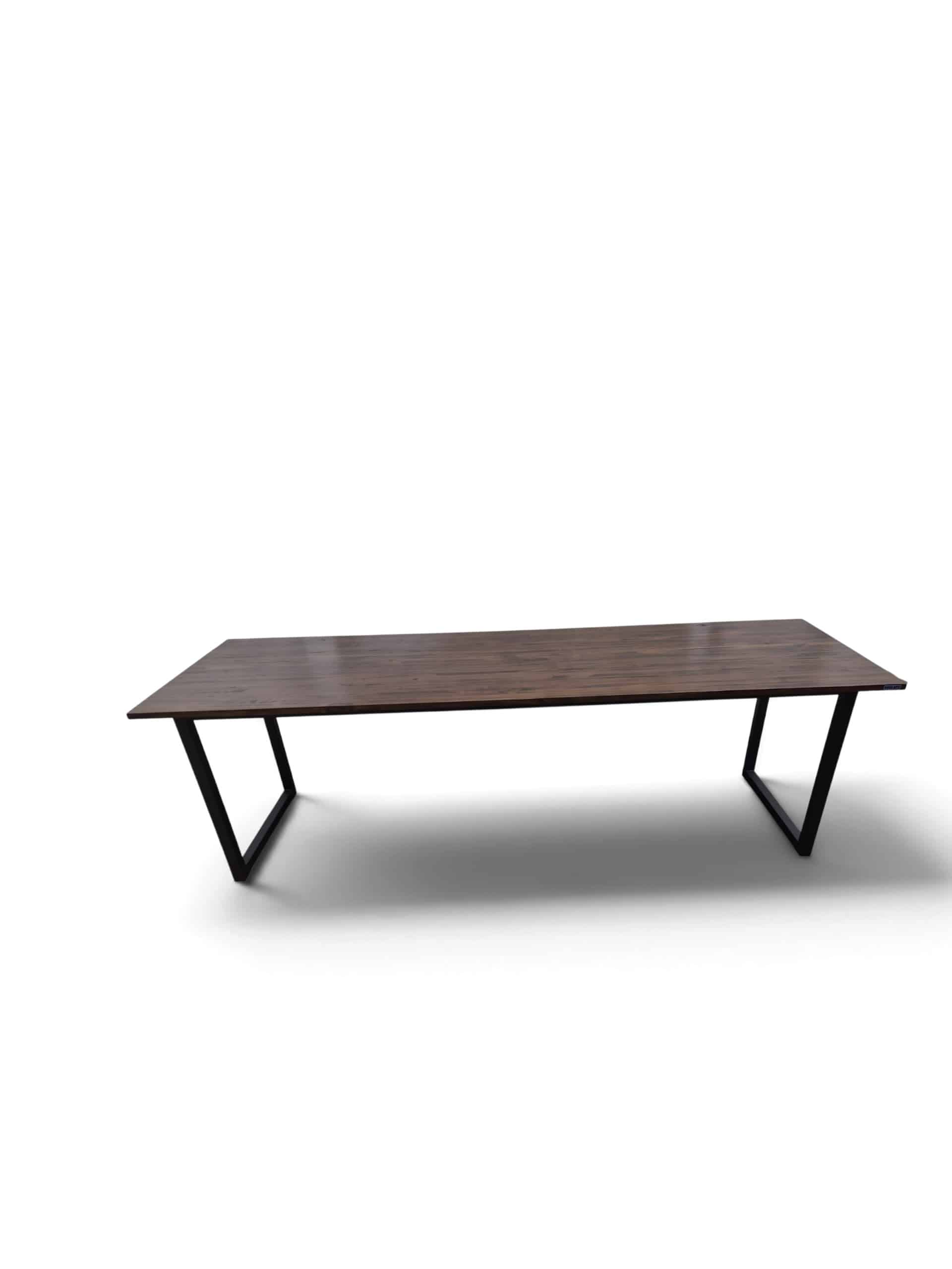 Mesa de trabajo de oficina de 240x75x70 cm. Tapa de nogal y estructura negra satinada. Ideal para estaciones dobles y reuniones