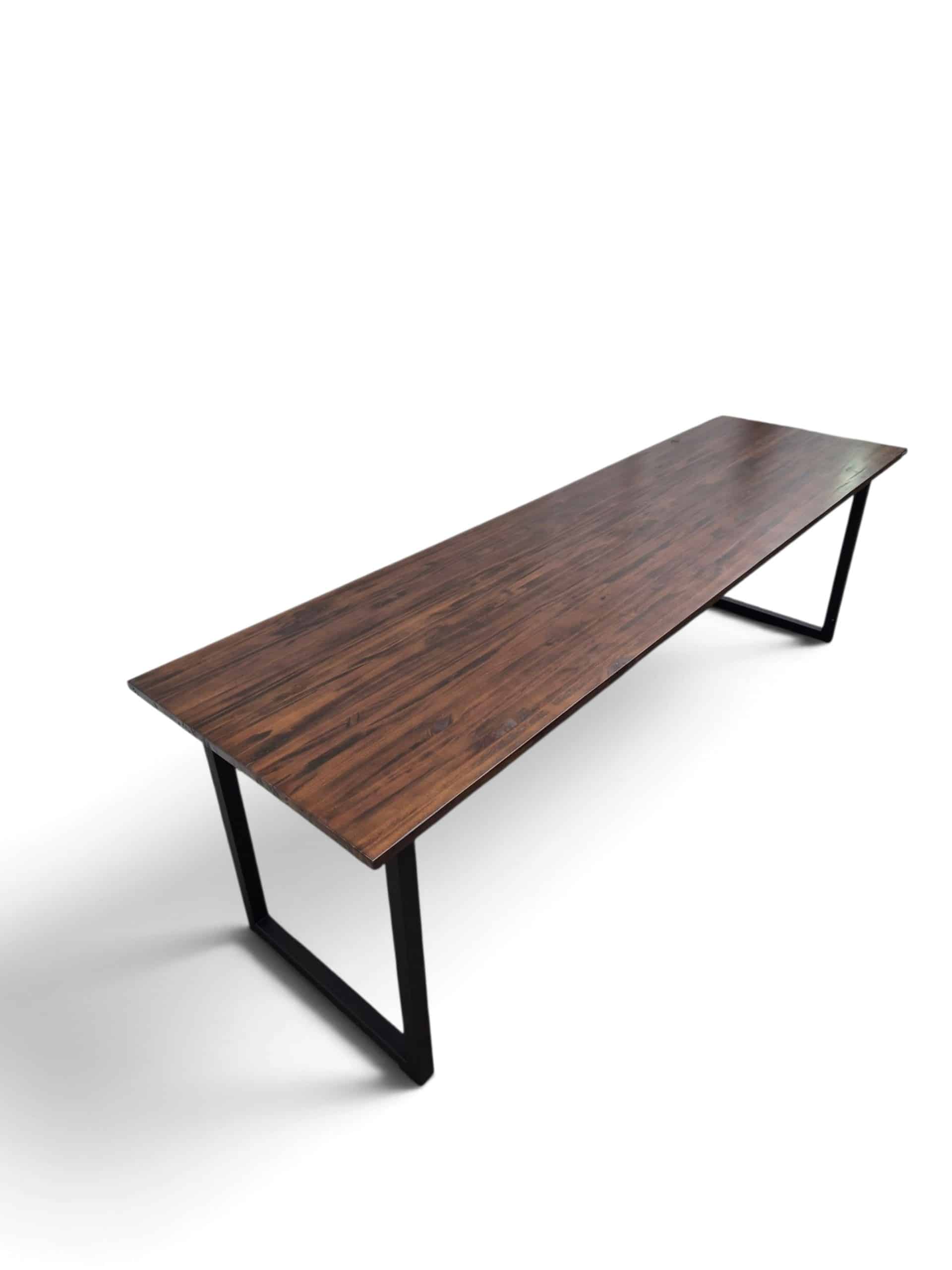 Mesa de trabajo 240x75x70 cm, tapa de nogal, estructura negra satinada. Ideal para oficina, estación doble o reuniones. Diseño moderno y funcional