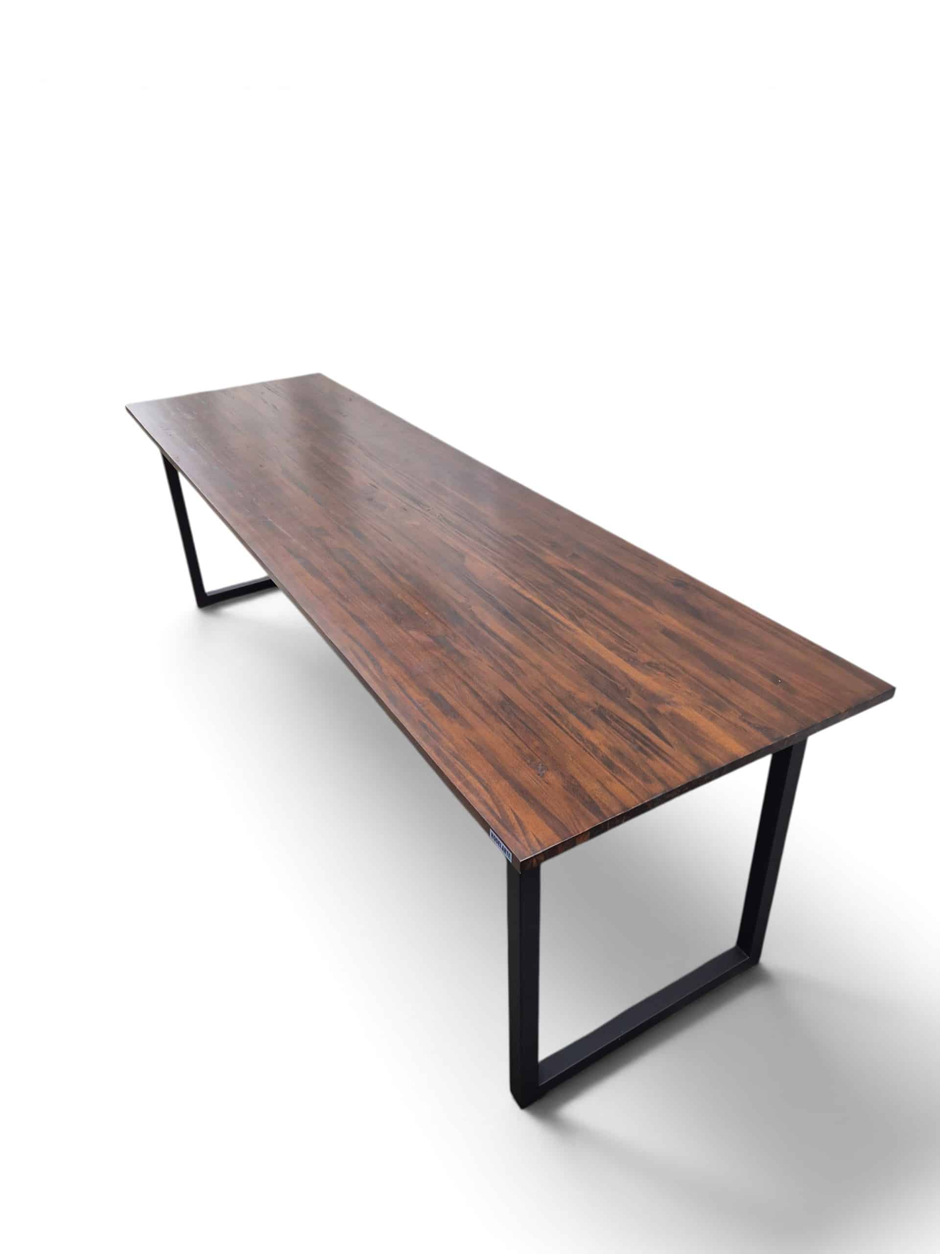 Mesa de trabajo de 240x75x70 cm, tapa de madera tono nogal y estructura de hierro negro satinado. Ideal para oficina, estaciones dobles o reuniones