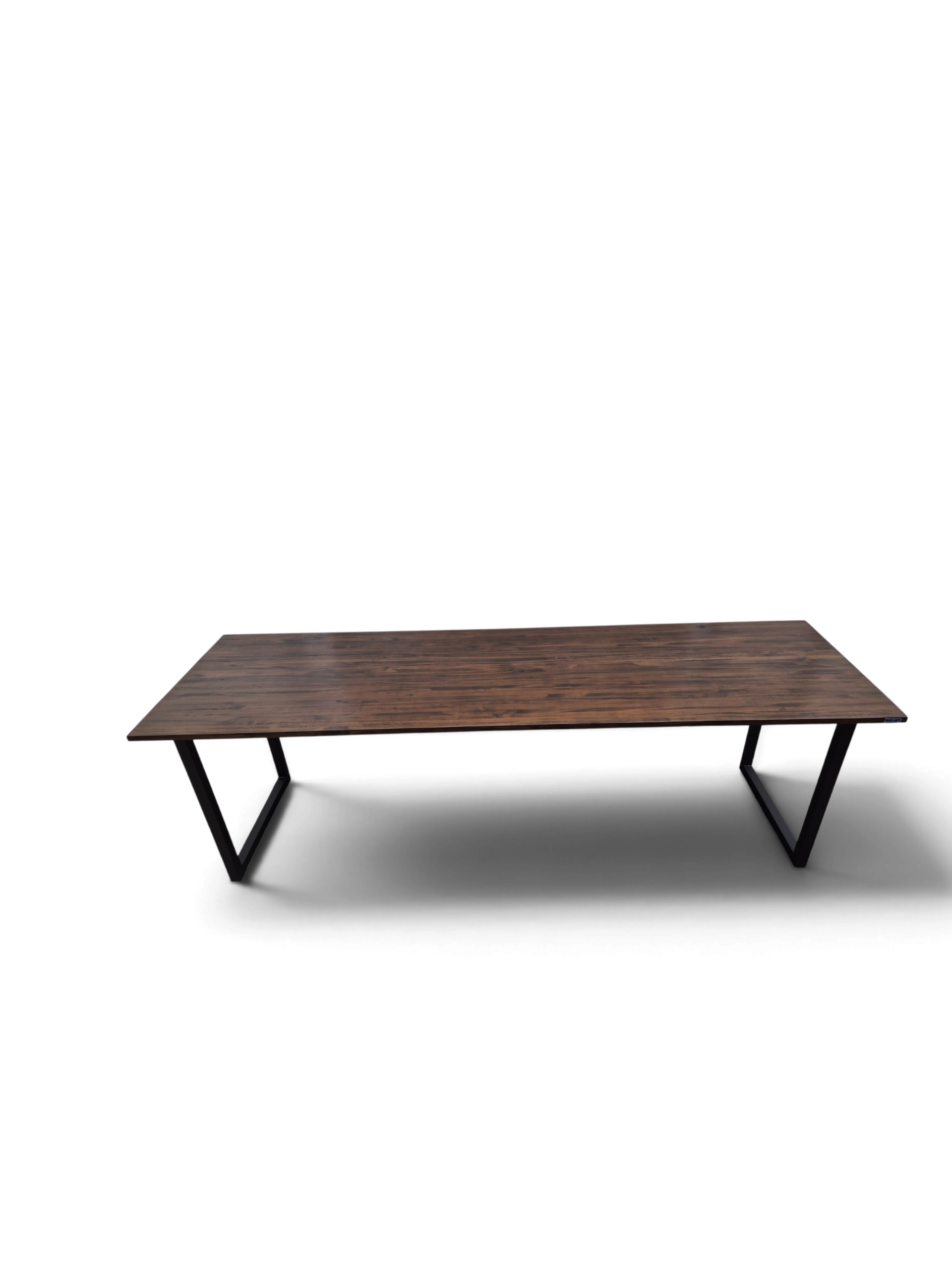 Mesa de trabajo de 240x75x70 cm, superficie de nogal y estructura negra satinada, ideal para estación doble o reuniones en oficina