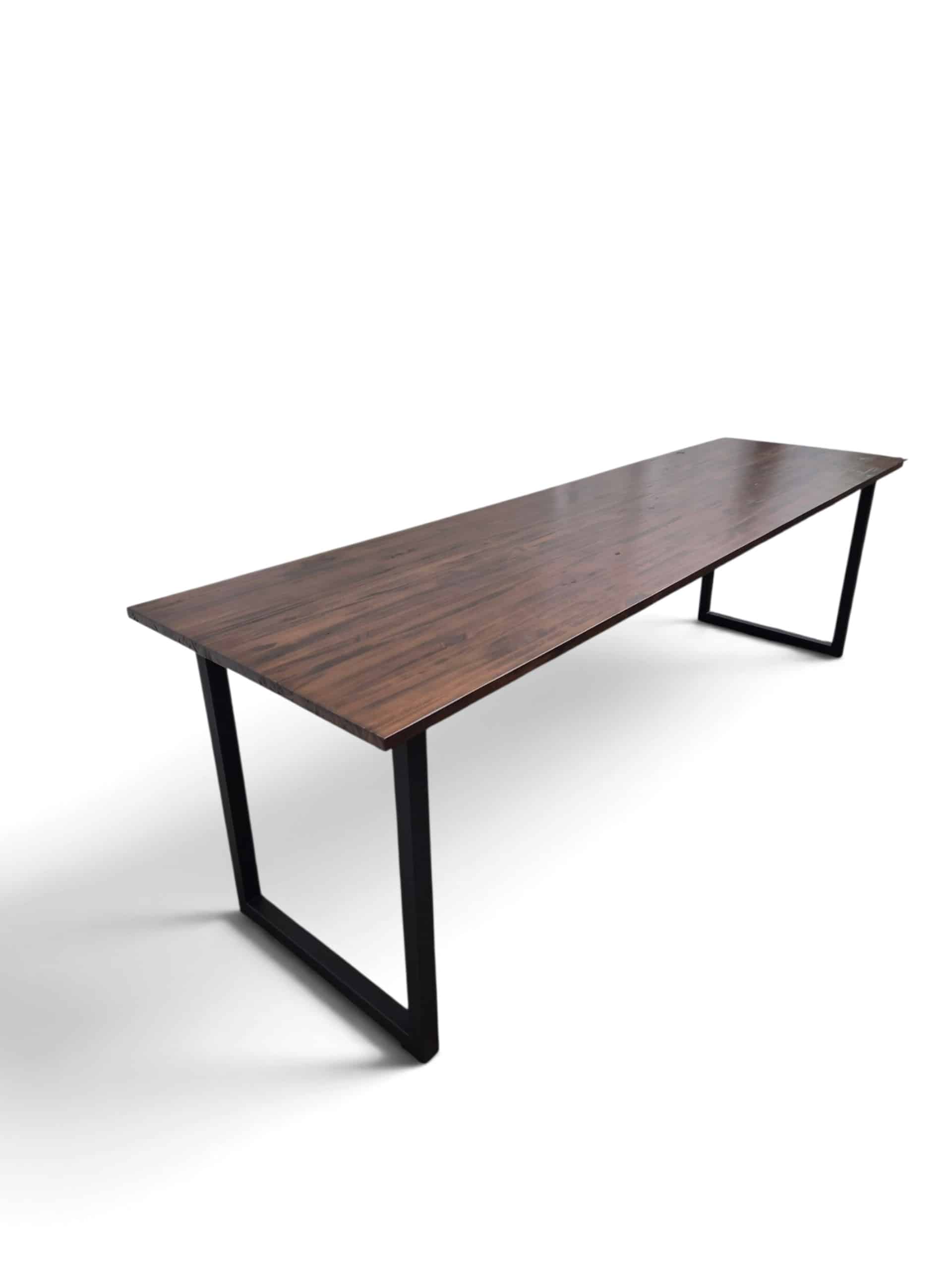 Mesa de trabajo en nogal con estructura negra satinada de 240x75x70 cm. Ideal para oficinas, ofrece amplia superficie para estaciones dobles o reuniones