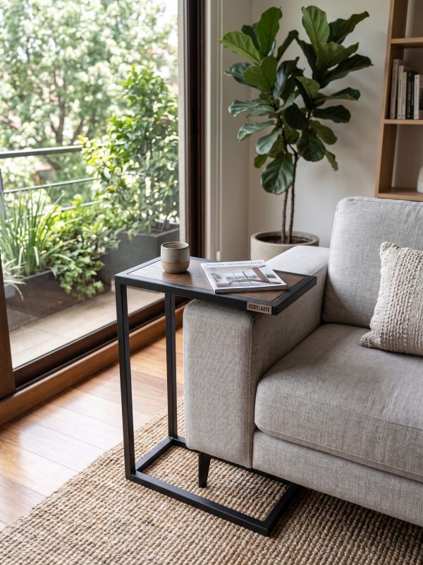 Mesita De Sillón Oscura (ambientada IA)