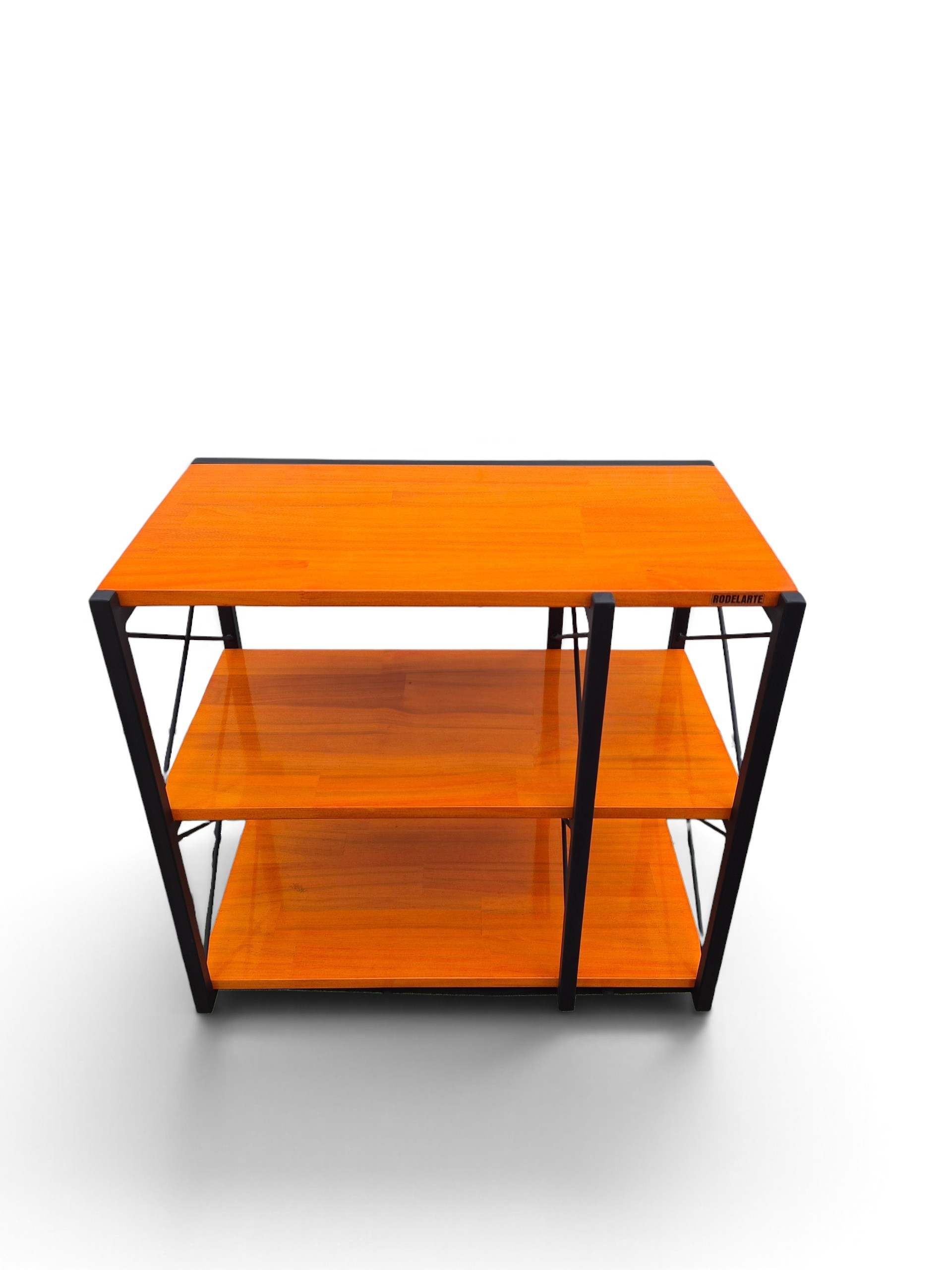 Biblioteca chica industrial de hierro negro satinado y madera tono cedro. Práctica para organizar y decorar cualquier espacio con sus tres niveles y diseño de laterales en cruz