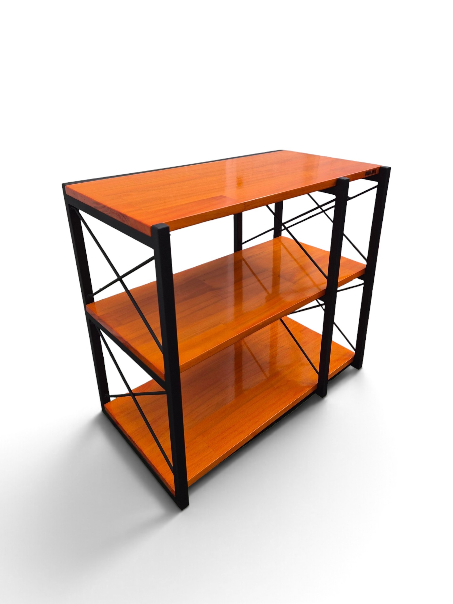 Biblioteca chica industrial de 3 niveles en cedro y estructura negra satinada. Ideal para ordenar y exhibir en espacios pequeños u oficinas. 65x60x34 cm
