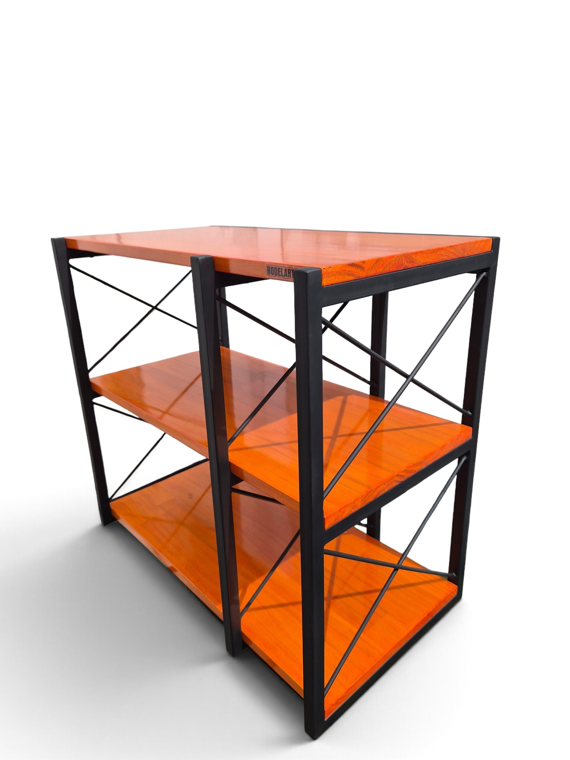 Biblioteca chica estilo industrial, madera cedro, estructura negro satinado. Tres niveles, diseño con laterales en cruz, ideal para organizar y exhibir objetos en el hogar u oficina