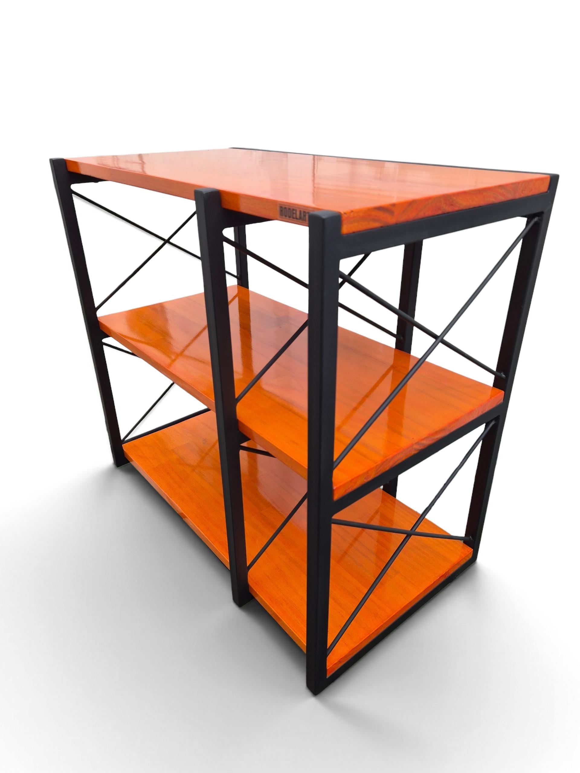 Biblioteca chica estilo industrial de 3 niveles, madera tono cedro, estructura negra satinada. Ideal para organizar y exhibir en espacios reducidos