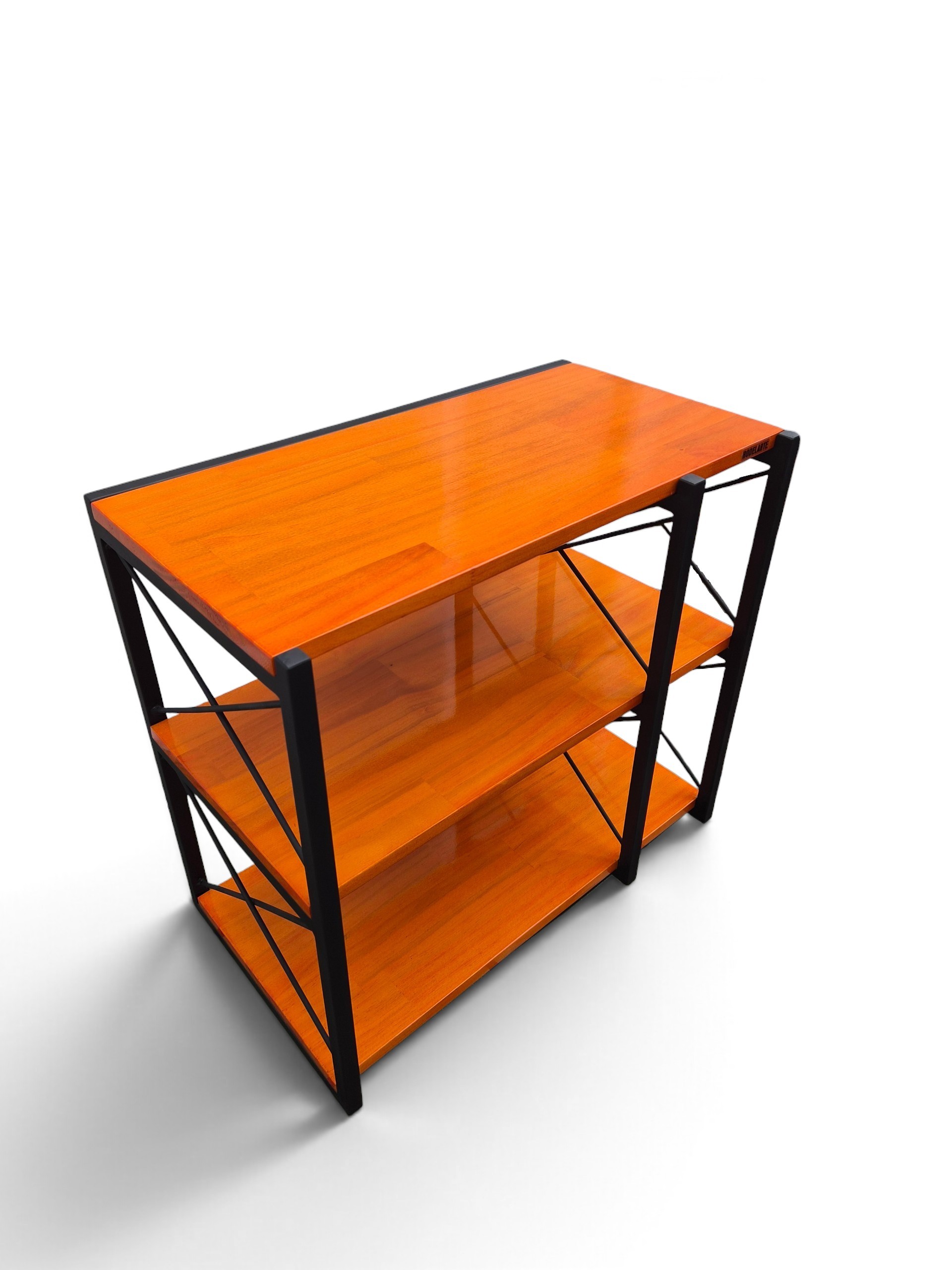 Biblioteca chica industrial de hierro negro satinado y madera cedro, con tres niveles y laterales en cruz. Ideal para organizar y exhibir objetos en el hogar u oficina