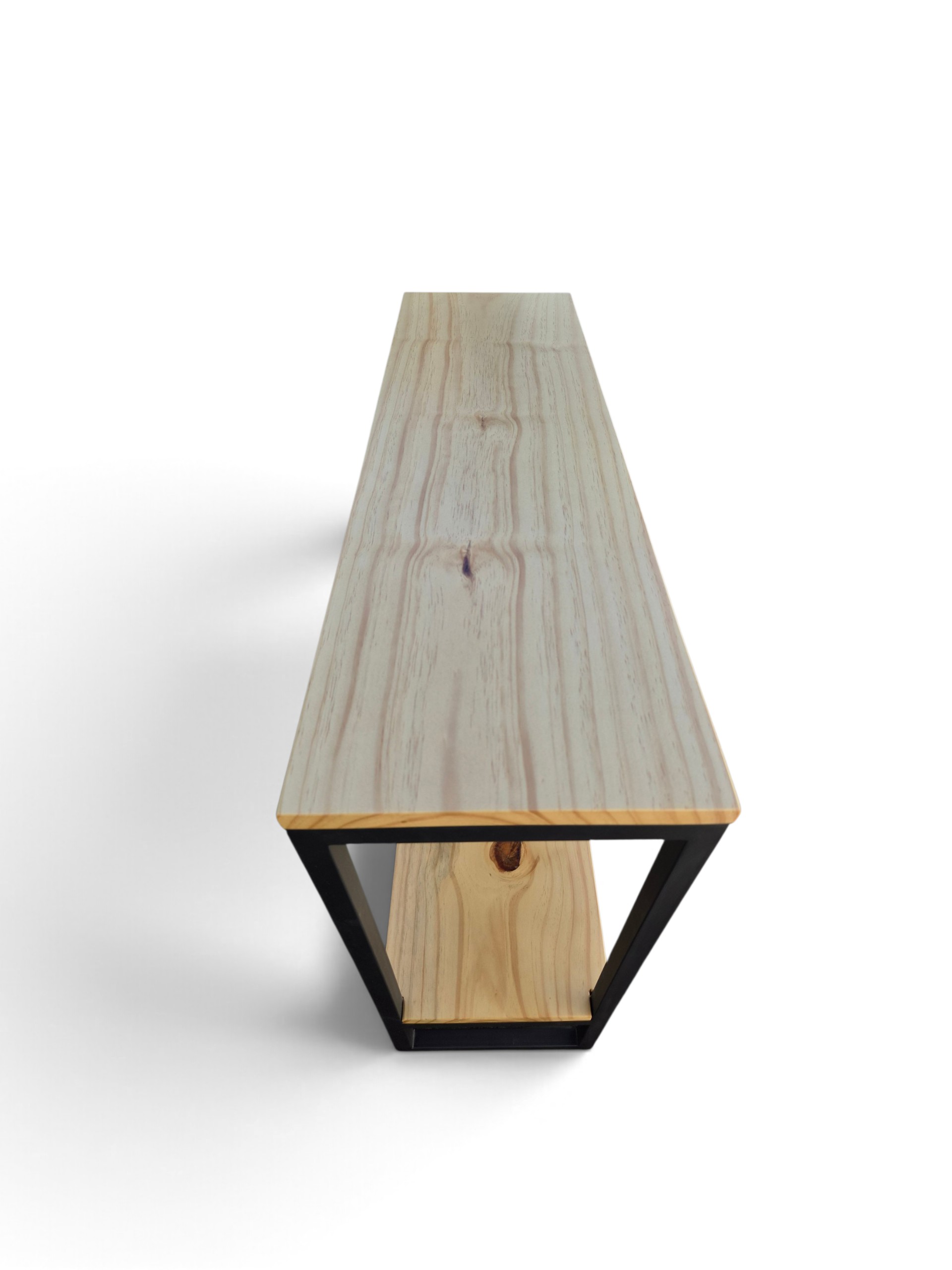 Consola recibidor de madera en tono cristal y estructura negra satinada, ideal para entradas o pasillos. Con estante inferior para almacenamiento adicional y diseño funcional