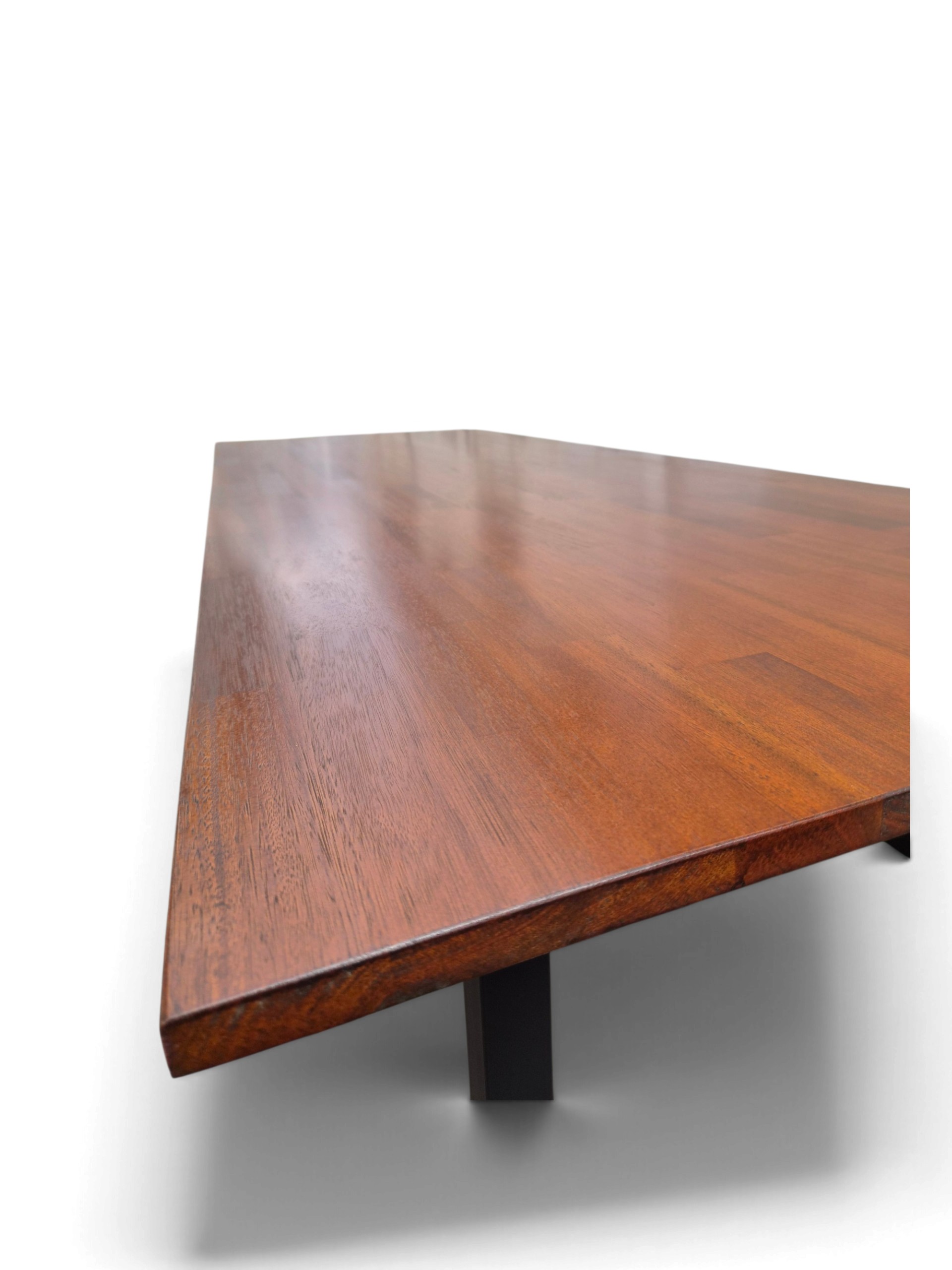 Mesa escritorio para estudio en nogal con estructura negra mate, amplia y reforzada, ideal para trabajar cómodamente en casa u oficina