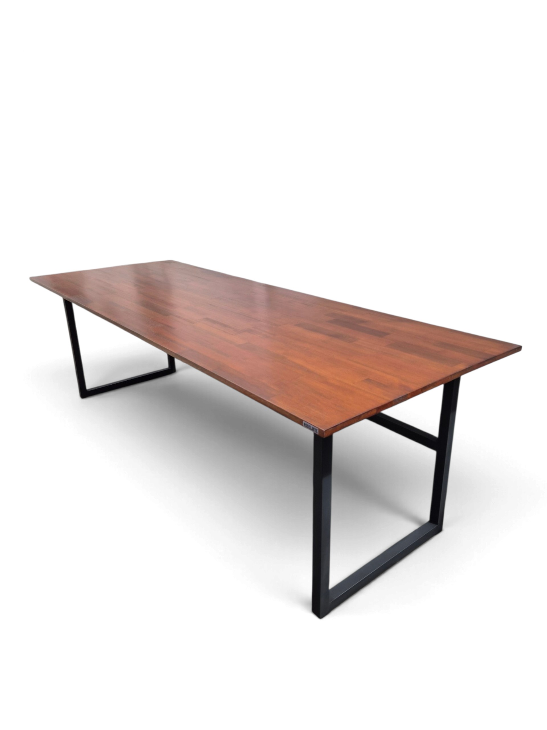 Escritorio de estudio, madera tono nogal, estructura negra mate; funcional y elegante, ideal para oficina o hogar (240x75x90 cm). Amplia superficie y diseño robusto