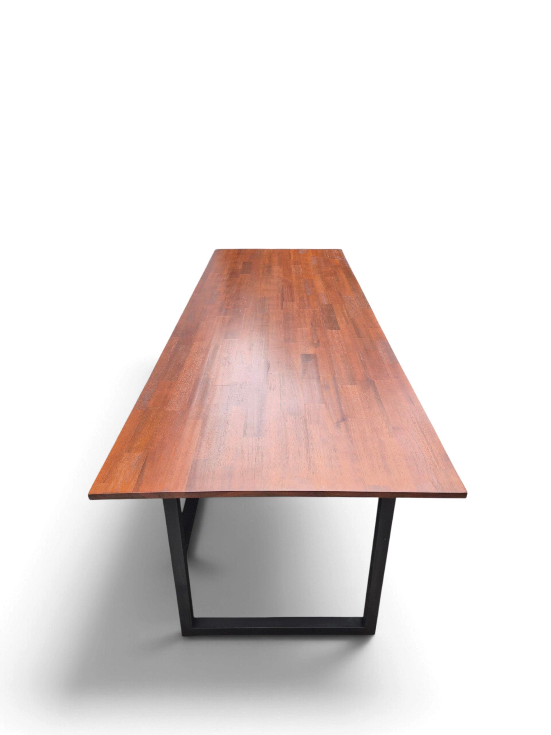 Mesa Escritorio para Estudio de 240x75x90 cm, con tapa de nogal y estructura de hierro negro mate. Ideal para espacios de trabajo u oficina