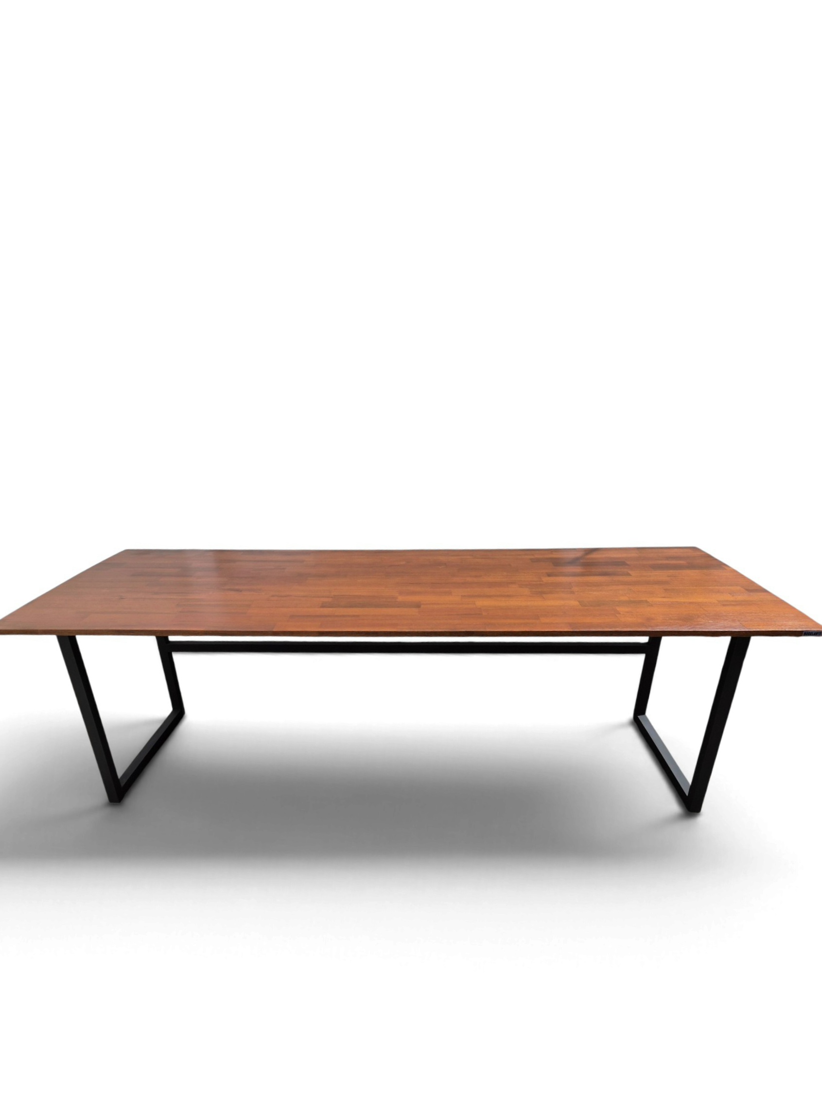 Mesa escritorio de estudio en nogal con estructura de hierro negro mate, ideal para trabajar o estudiar cómodamente en el hogar u oficina; medidas 240x75x90 cm