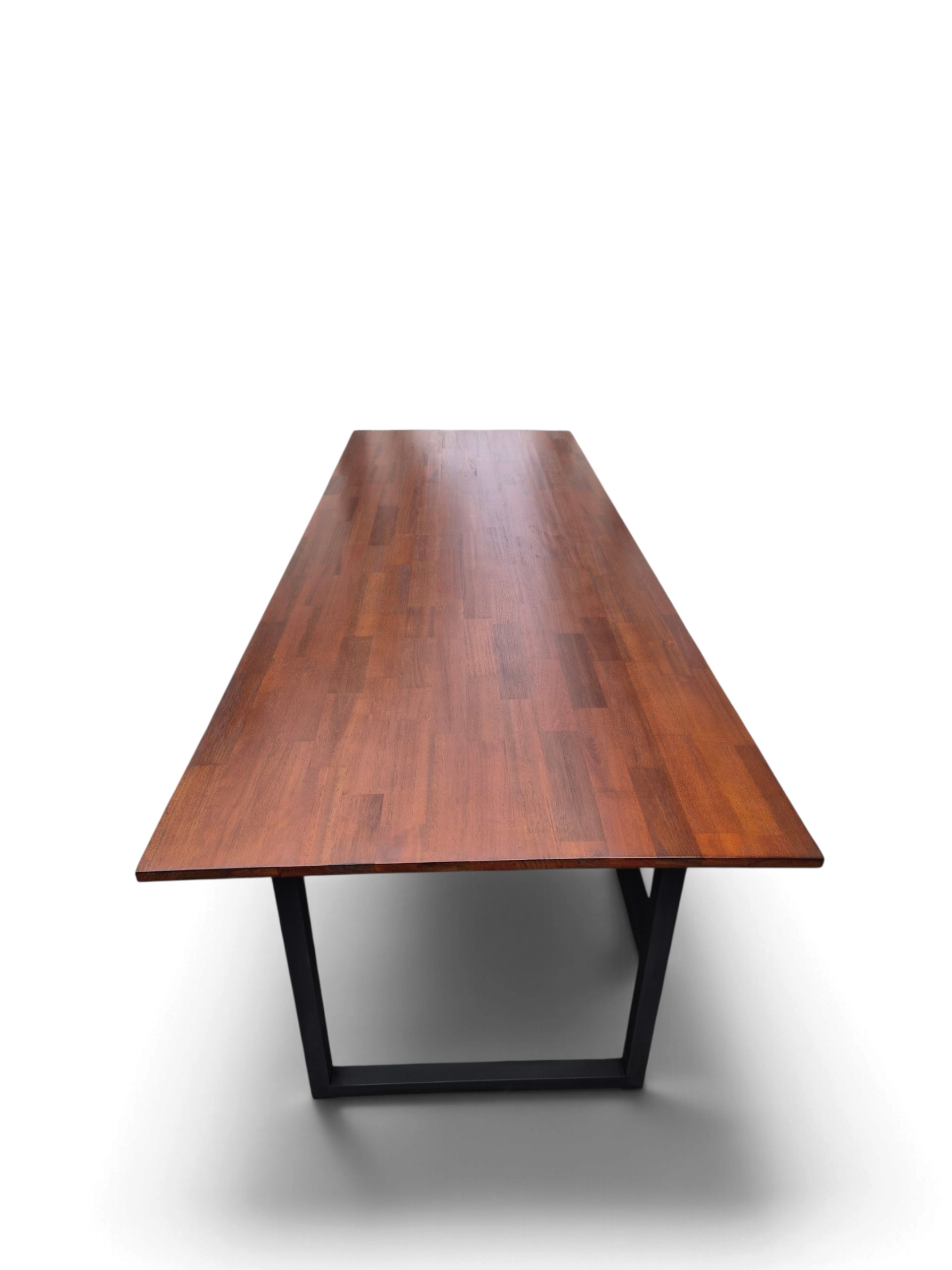 Mesa escritorio de hierro y madera nogal, estructura negro mate, ideal para estudio u oficina en casa. Medidas: 240x75x90 cm. Amplia y robusta para trabajar con comodidad