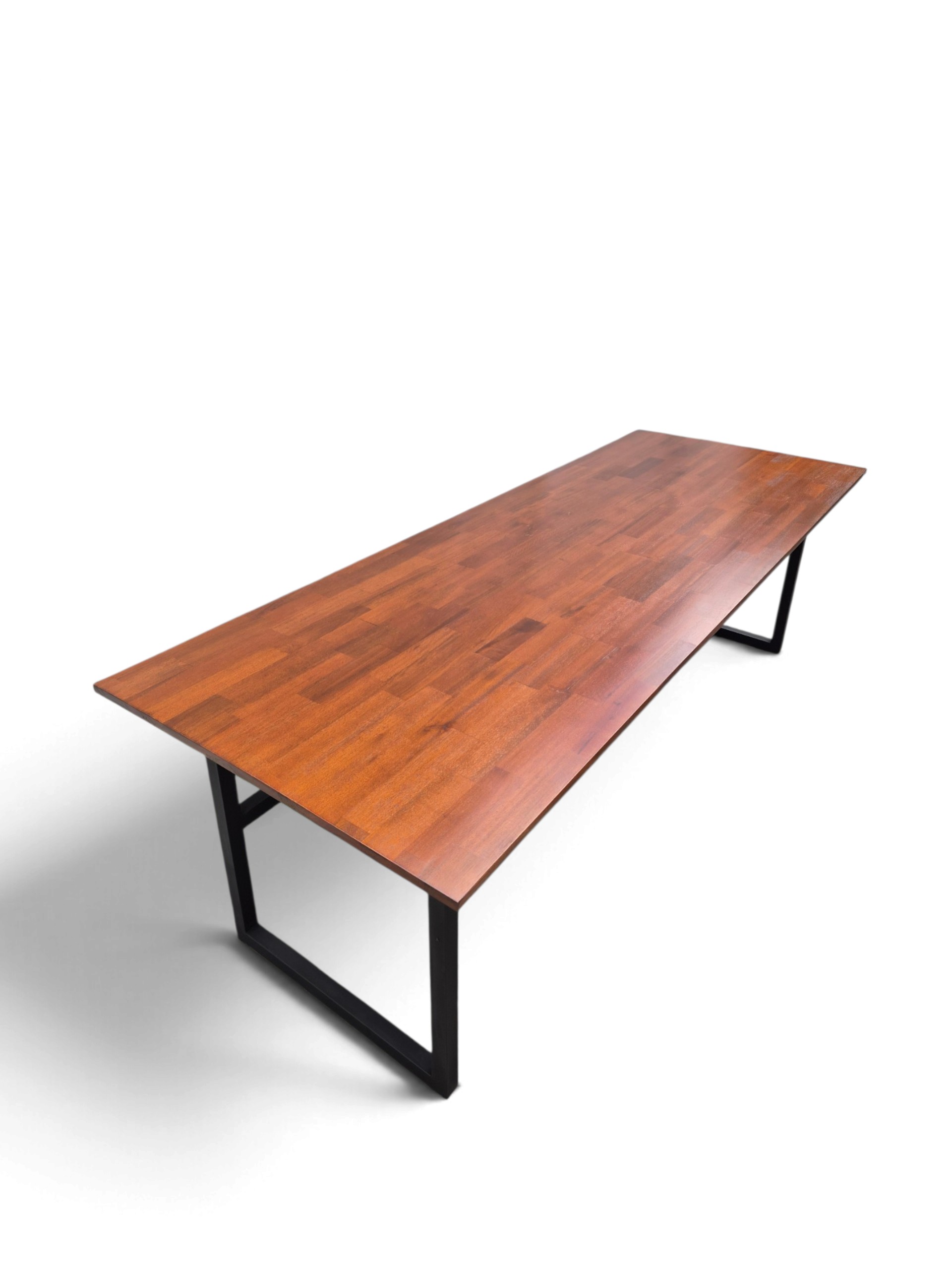 Mesa escritorio de hierro negro mate y tapa de madera tono nogal. Ideal para estudio u oficina, ofrece amplitud y robustez para trabajar cómodamente. Medidas: 240x75x90 cm