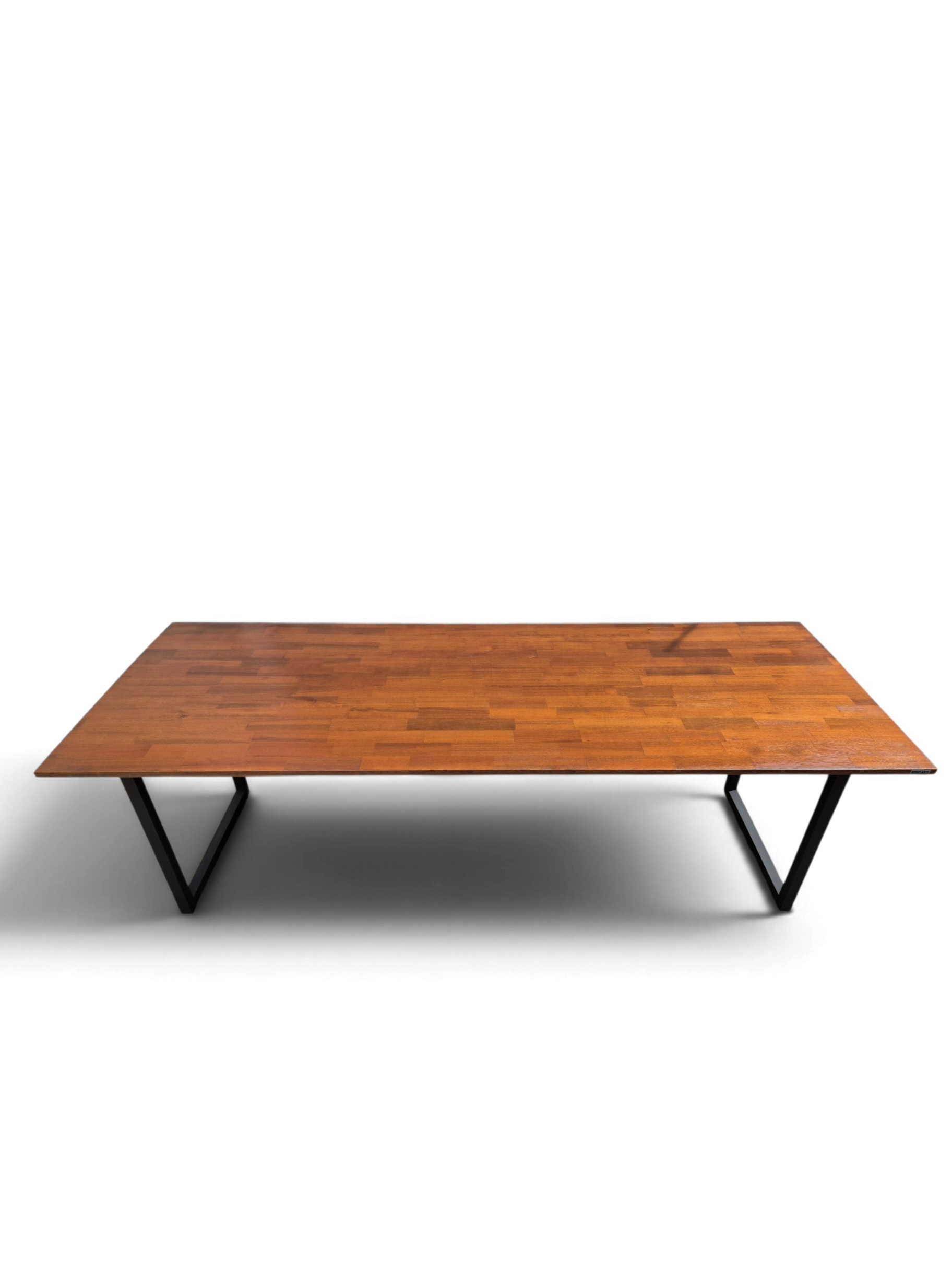 Escritorio de estudio amplio de 240x75x90 cm, madera tono nogal y estructura negra mate, ideal para trabajar o estudiar en casa u oficina. Diseño robusto y elegante