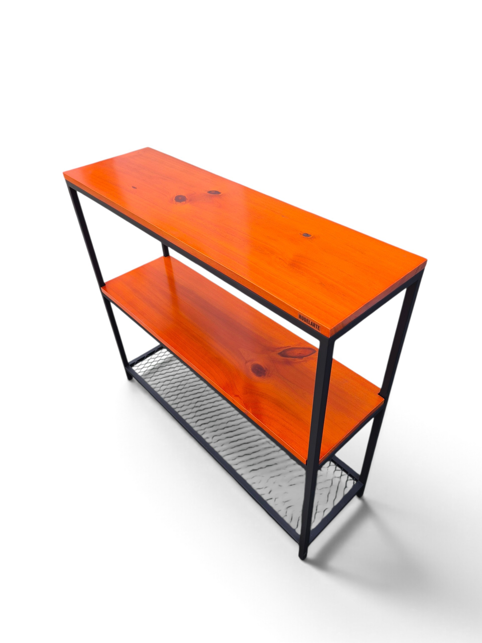 Organizador recibidor de hierro y madera en cedro con estructura negro satinado. Incluye dos estantes y base de malla metálica, ideal para entrada o hall. Medidas: 100x90x30 cm