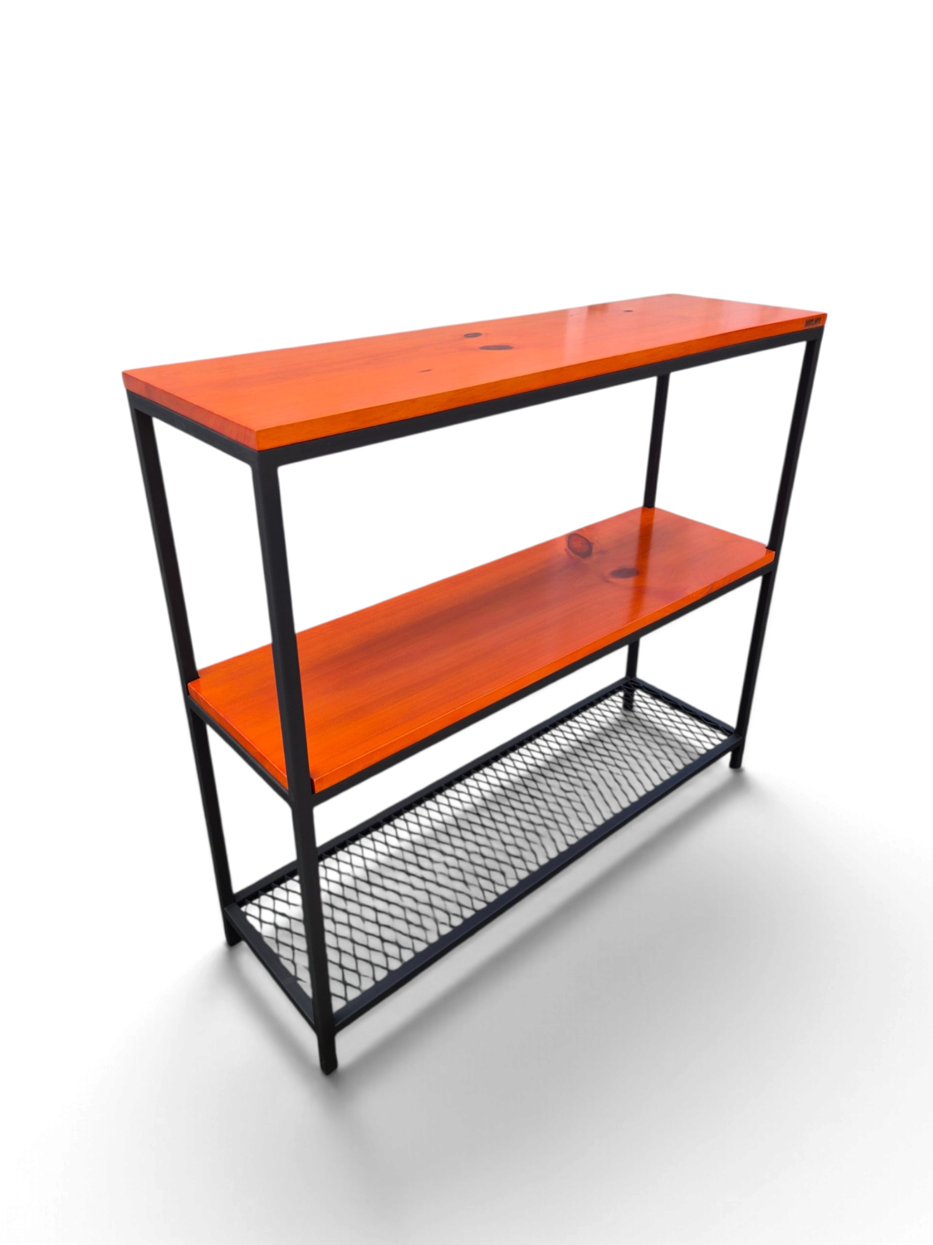 Organizador recibidor de hierro negro satinado y madera tono cedro, con dos estantes y base de malla metálica, ideal para entradas. Práctico para almacenar calzado y accesorios