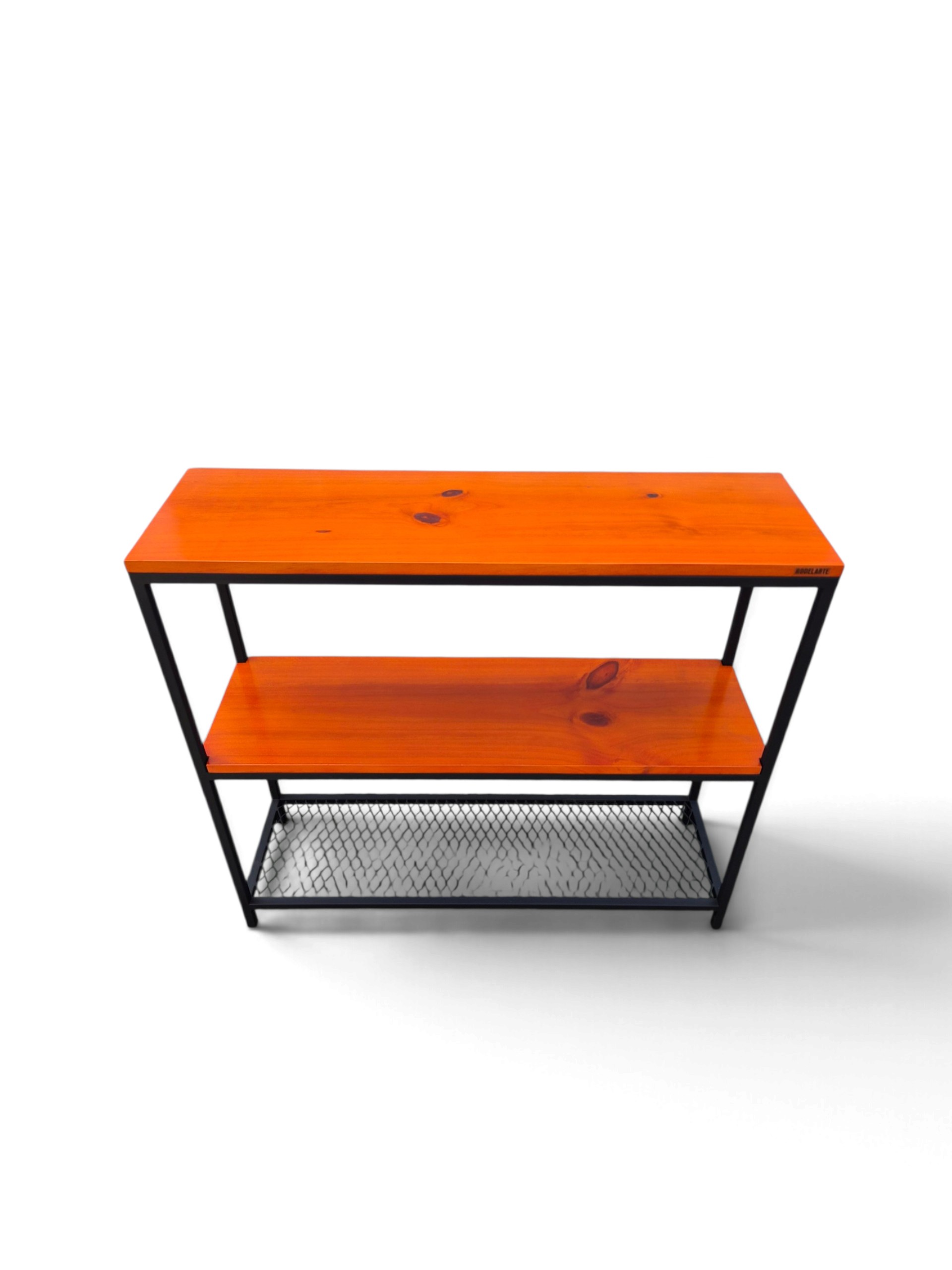 Organizador recibidor con malla metálica, estructura negro satinado y estantes de cedro. Ideal para entradas, ofrece almacenamiento práctico en 100x90x30 cm