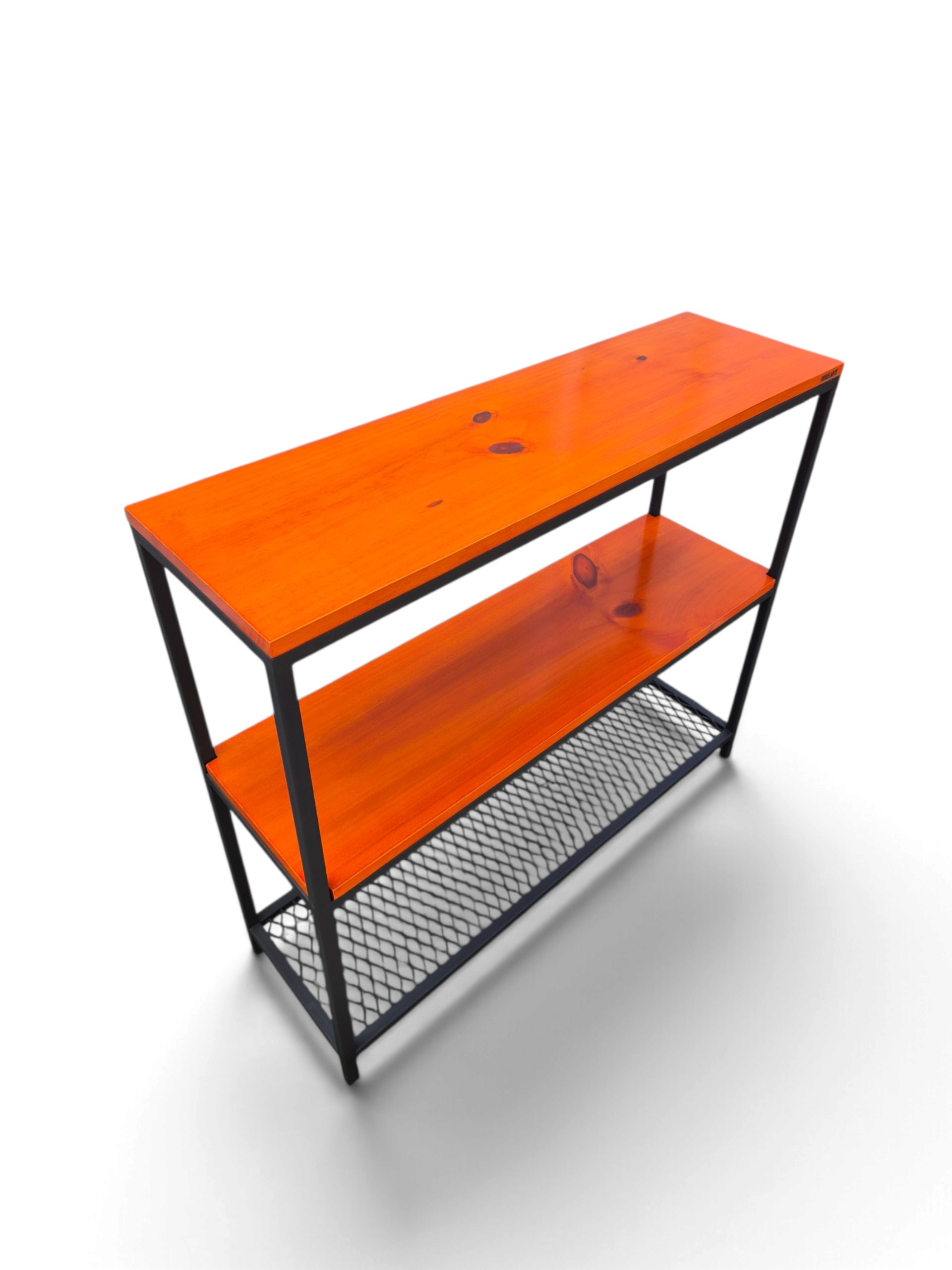 Organizador recibidor de hierro y madera de cedro. Estructura negra satinada con estantes y base de malla metálica, ideal para entrada, almacenaje y calzado. Medidas 100x90x30 cm