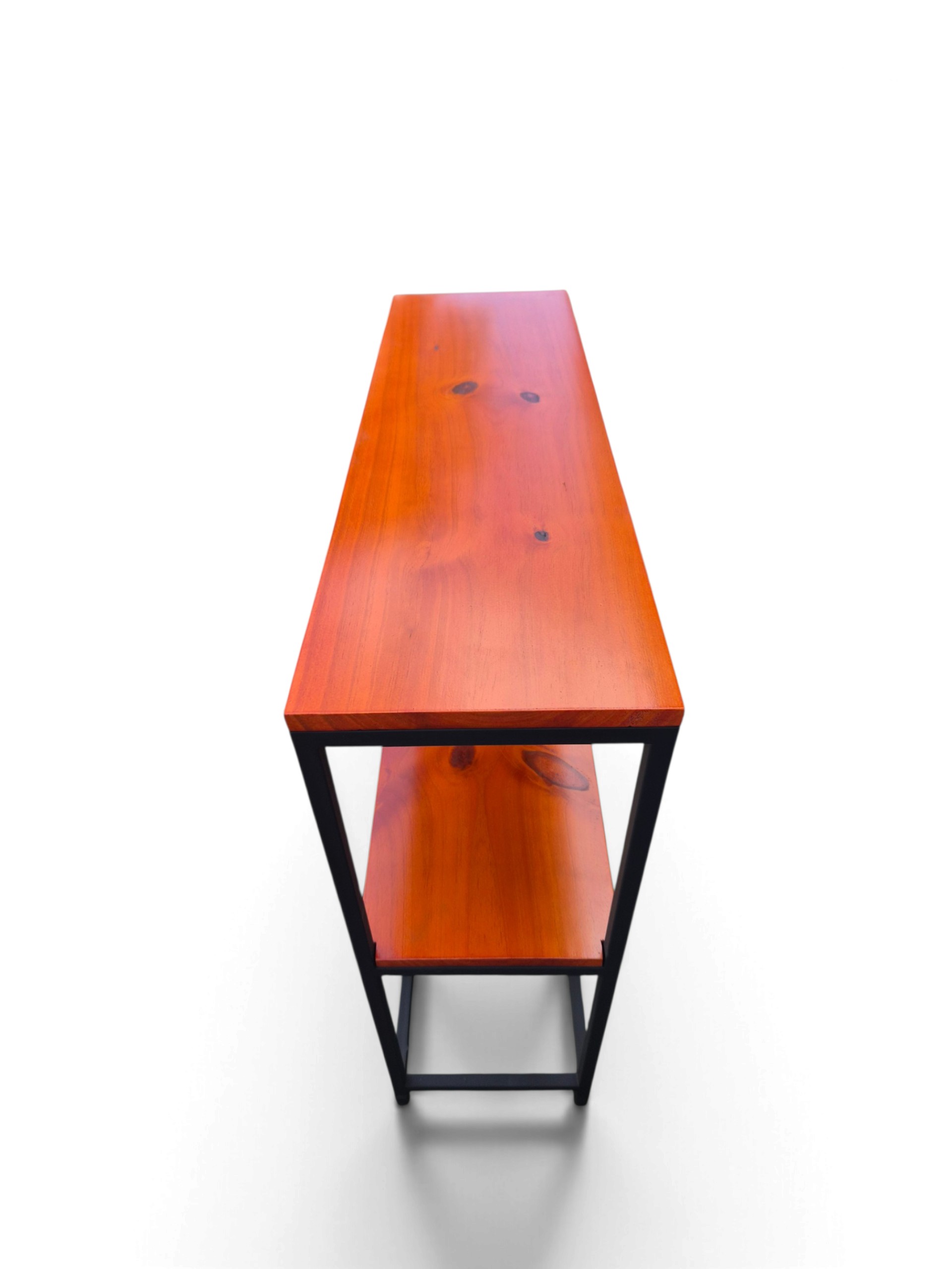 Organizador recibidor de madera tono cedro y estructura negra satinada, con dos estantes y base de malla metálica para calzado. Ideal para optimizar entradas