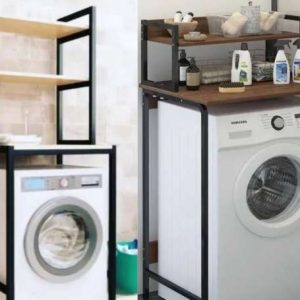 Estante de metal negro y madera, diseñado para colocarse sobre una lavadora. Cuenta con dos niveles superiores para almacenamiento de productos.