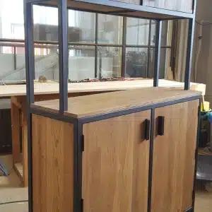 Gabinete moderno de madera con estructura metálica negra. Cuenta con dos puertas superiores y dos inferiores, ideal para almacenamiento en espacios contemporáneos.