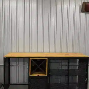 Gabinete metálico con encimera de madera, estructura negra con estantes de malla y un espacio en forma de cubo. Ideal para organización en talleres o garajes.