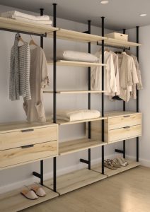 Estantería modular de madera clara con estructura metálica negra, cajones y bastidores, ideal para ropa y accesorios. Diseño minimalista y funcional para optimizar espacio.