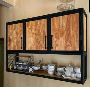 Mueble de cocina colgante con puertas de madera, estructura metálica y estante inferior. Ideal para almacenamiento de utensilios y vajilla, combina diseño moderno y funcionalidad.