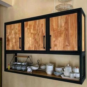 Mueble de cocina colgante con puertas de madera, estructura metálica y estante inferior. Ideal para almacenamiento de utensilios y vajilla, combina diseño moderno y funcionalidad.