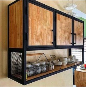 Gabinete de cocina flotante con estructura de metal negro y puertas de madera. Cuenta con estantes abiertos, rejillas laterales y espacio para vajilla y especieros. Diseño moderno e industrial.