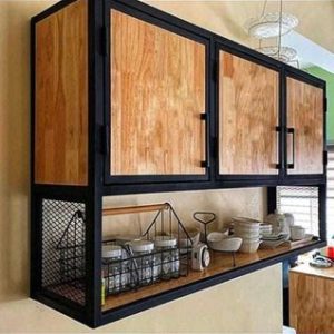 Gabinete de cocina flotante con estructura de metal negro y puertas de madera. Cuenta con estantes abiertos, rejillas laterales y espacio para vajilla y especieros. Diseño moderno e industrial.