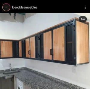 Gabinete de cocina colgante con puertas de madera clara y marcos de metal oscuro. Diseño moderno, ideal para maximizar espacio en cocinas.