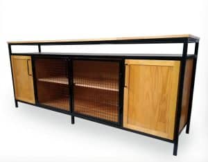 Mueble buffet estilo industrial con dos puertas de madera laterales y dos centrales de rejilla metálica, estructura de metal negro y superficie de madera clara.