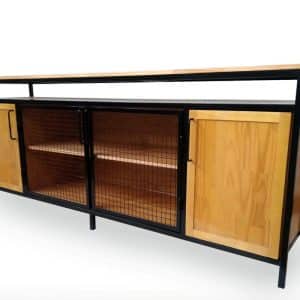 Mueble buffet estilo industrial con dos puertas de madera laterales y dos centrales de rejilla metálica, estructura de metal negro y superficie de madera clara.