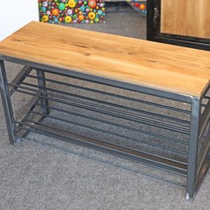 Banco de madera con estructura metálica negra. Diseño minimalista y moderno, ideal para interiores, combina superficie de madera clara con base robusta de metal.