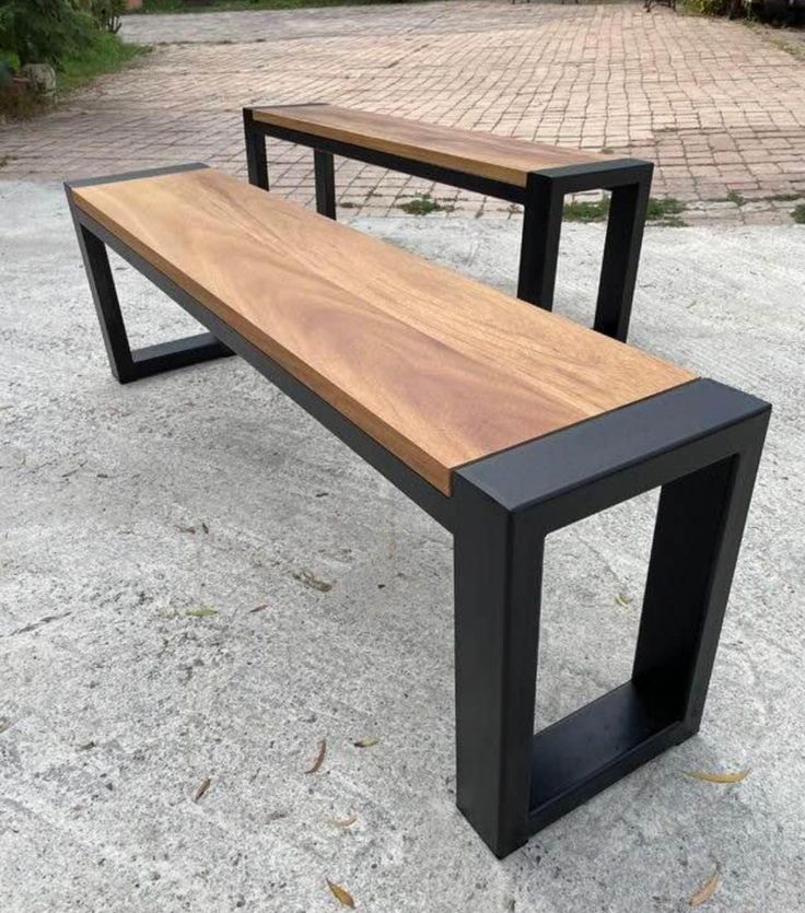 Banco moderno de madera con base de metal negro, diseño minimalista, ideal para interiores o exteriores, combina calidez natural con un estilo industrial contemporáneo.